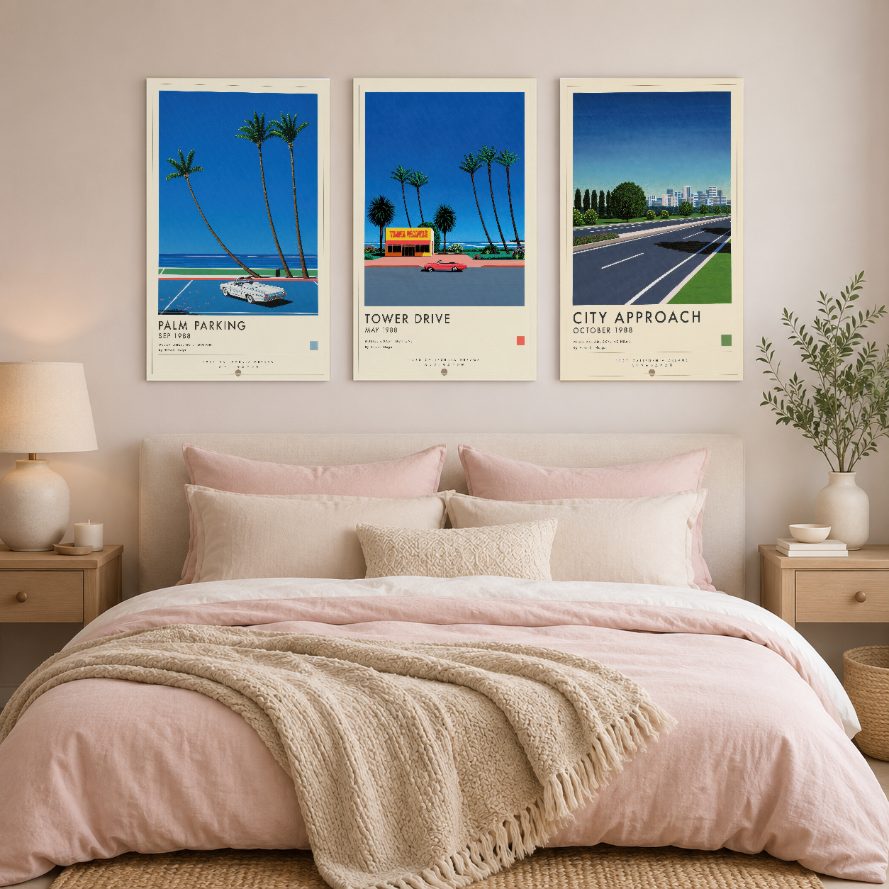 Üç parçalı vintage poster koleksiyonu, yatak odası duvarında sanat deco tarzıyla otantik bir atmosfer oluşturuyor.