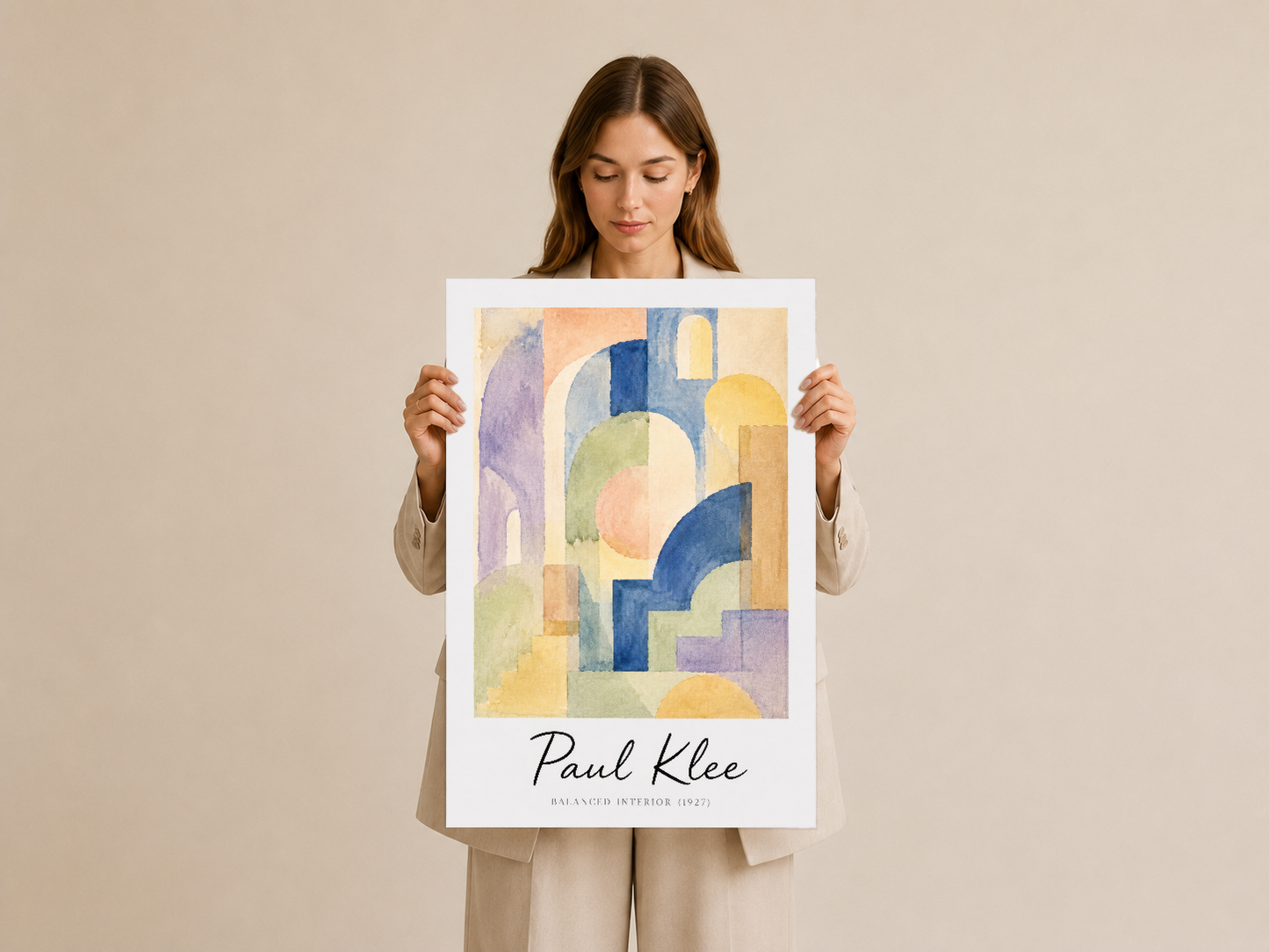Elinde tutulan Paul Klee poster baskısı, yumuşak renkli çalışması ve sanatçı imzasıyla beraber gösteriliyor.