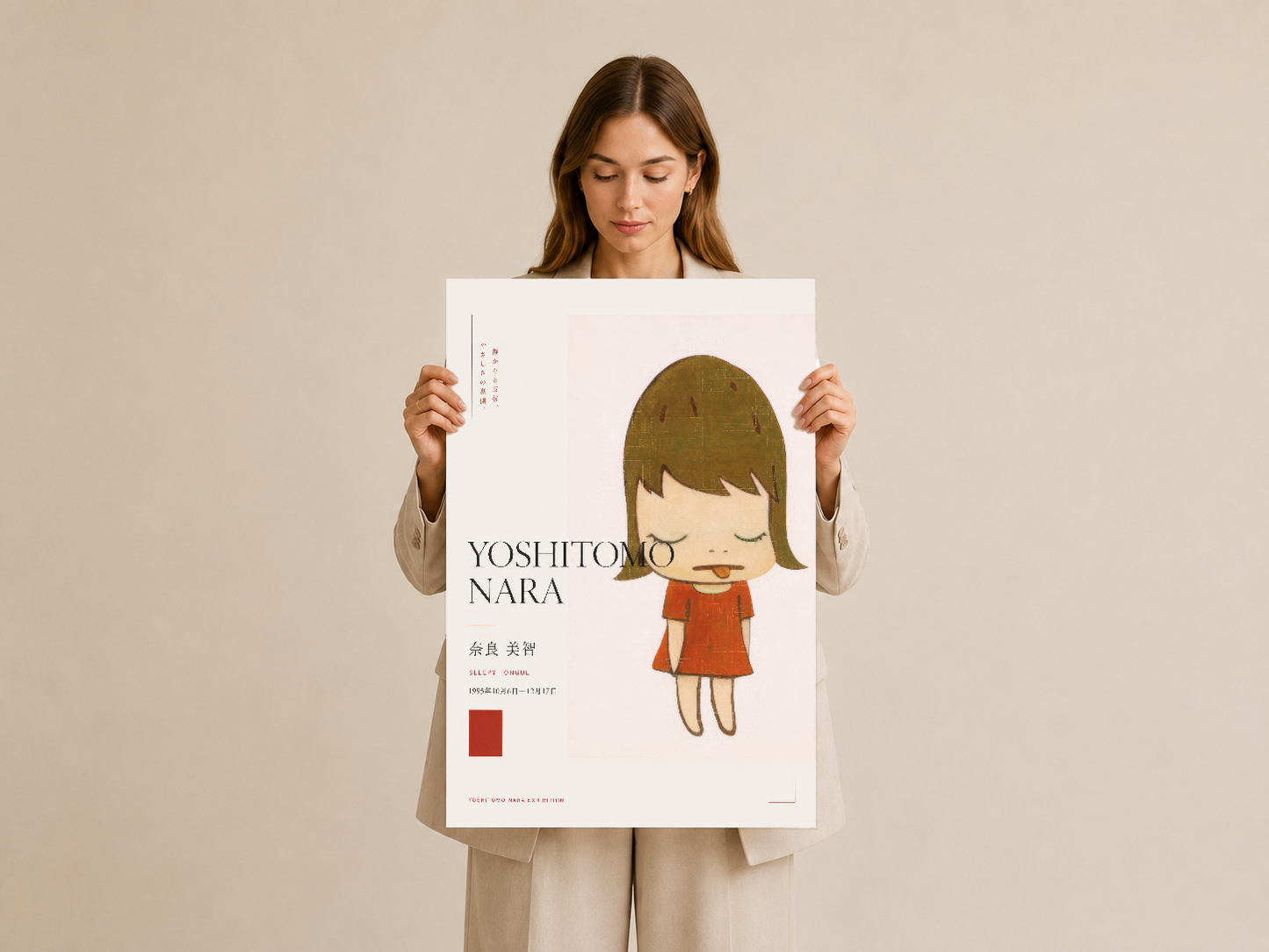 Yoshitomo Nara tablosu, elleriyle tutulan duvar sanatı, minimalist portre stilleriyle gösteriliyor.