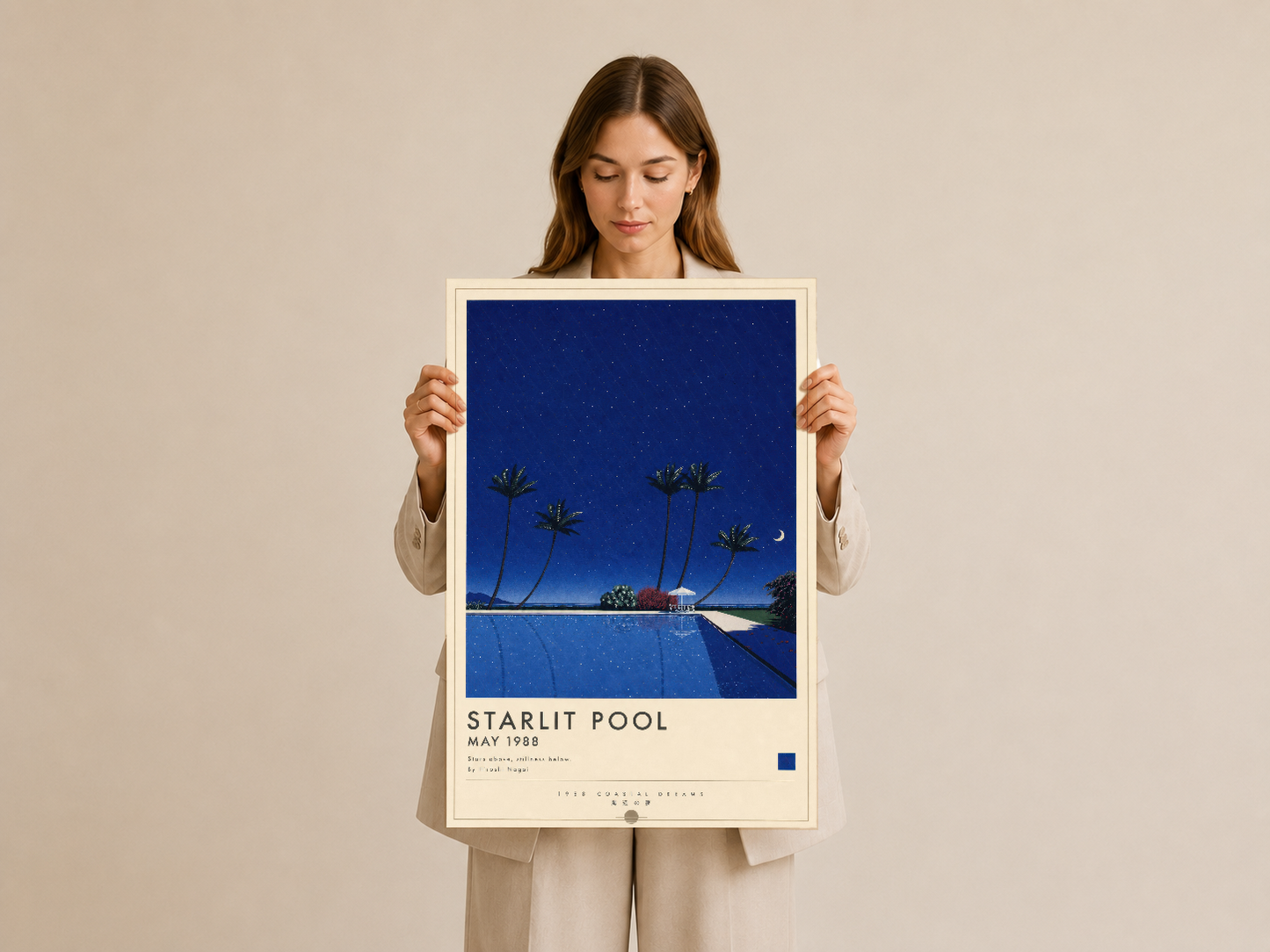 Starlit Pool baskısı, nötr tonda sahip tarafından tutularak, retro sanat eserinin şıklığını gösteriyor.