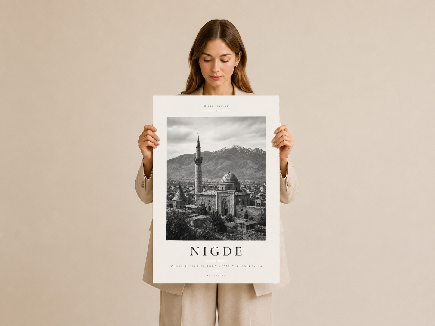 Nigde poster, elinde tutan model tarafından gösterilen, atmosferik dağ ve şehir manzaralı tasarım.
