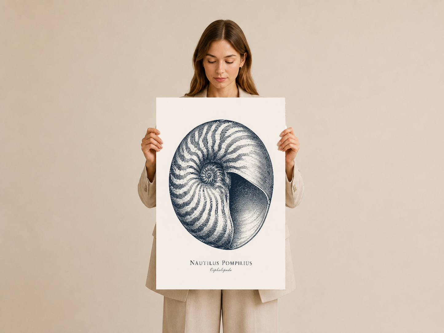 Spiral kabuklu Nautilus çiziminin yer aldığı poster, kadın tarafından tutularak yakından gösteriliyor.