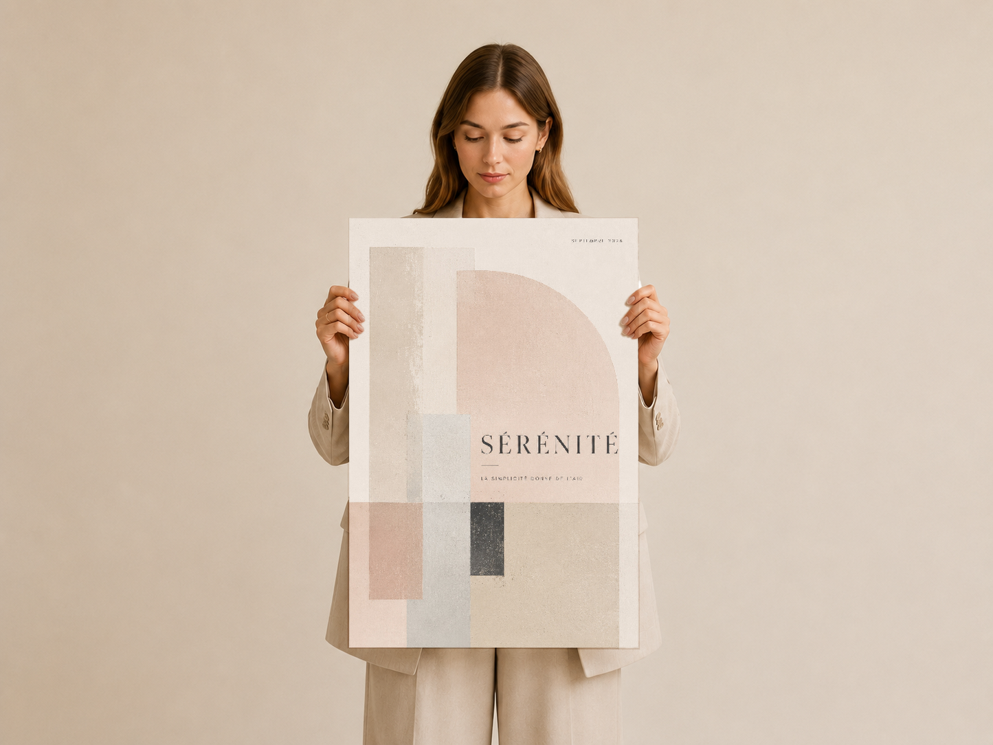 Sérénité tablosu, elinde tutulurken, beige ve gri tonları içeren modern sanat çalışmasını sergilenir.