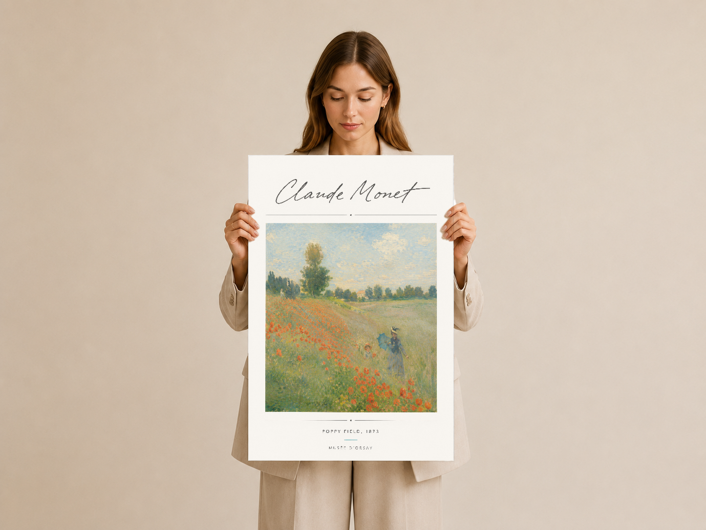 Monet'nin ünlü kır çiçekleri tablosunun sanat baskısını elinde tutan kadın.