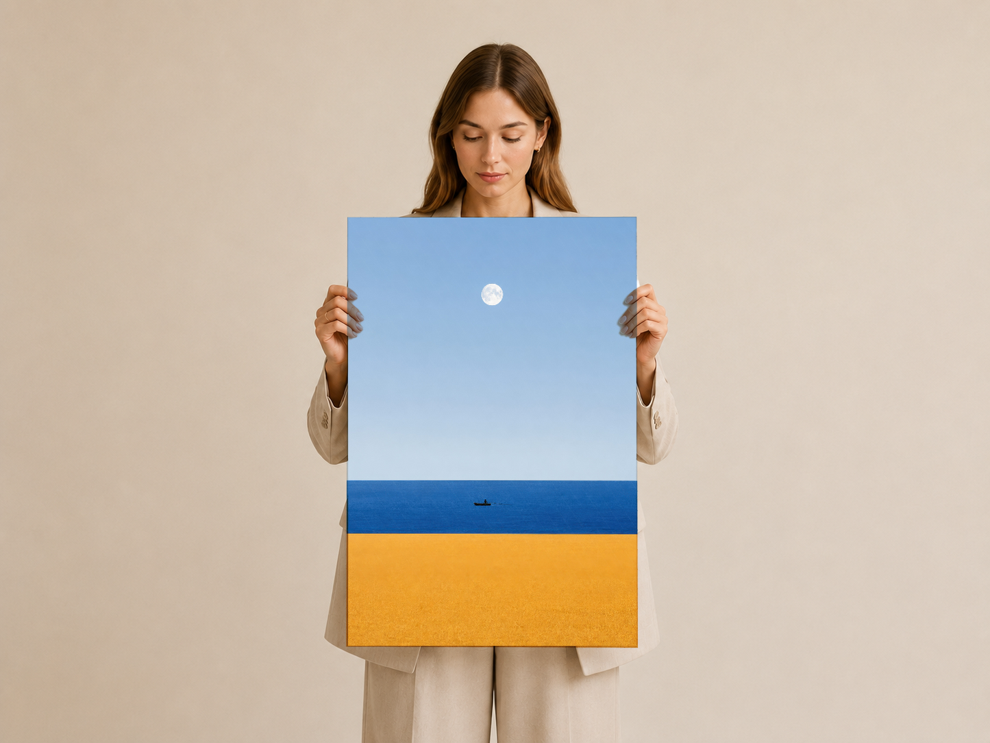 Kadının ellerinde tutulan minimalist manzara tablosu, pastel mavi-sarı renklerle sakin kıyı sahnesi.