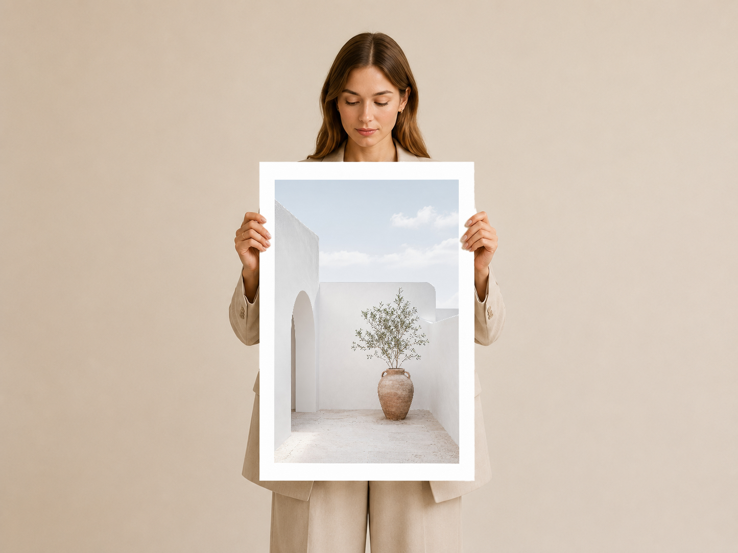 Beyaz çerçeveli poster, minimalist Akdeniz mimarisi ve terracotta vazo görüntüsü sunan sanat çalışması.