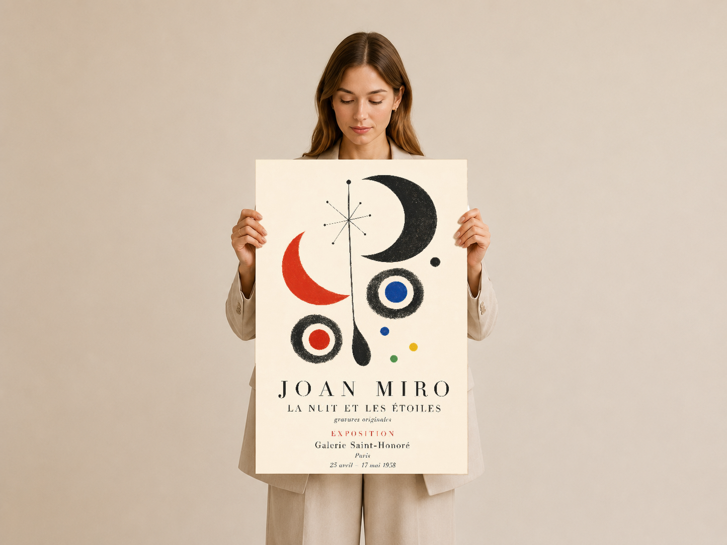Joan Mirö 1958 Paris sergisi posteri, soyut siyah ay, kırmızı crescent ve renkli geometrik elementlerle.