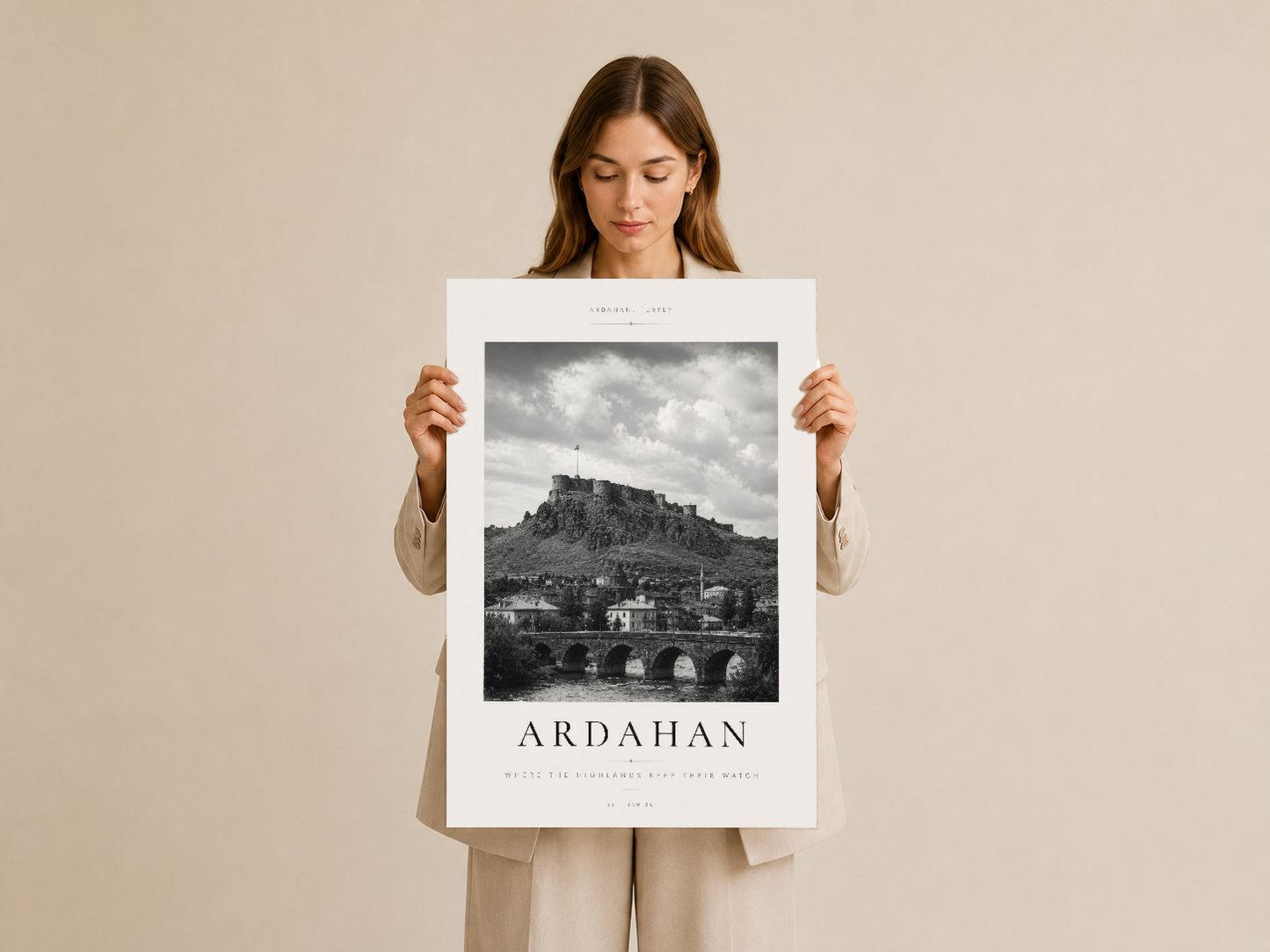 Ardahan Türkiye tablosu, elde tutulmuş hali, siyah-beyaz başkentte kalenin ve nehrin görünümü.