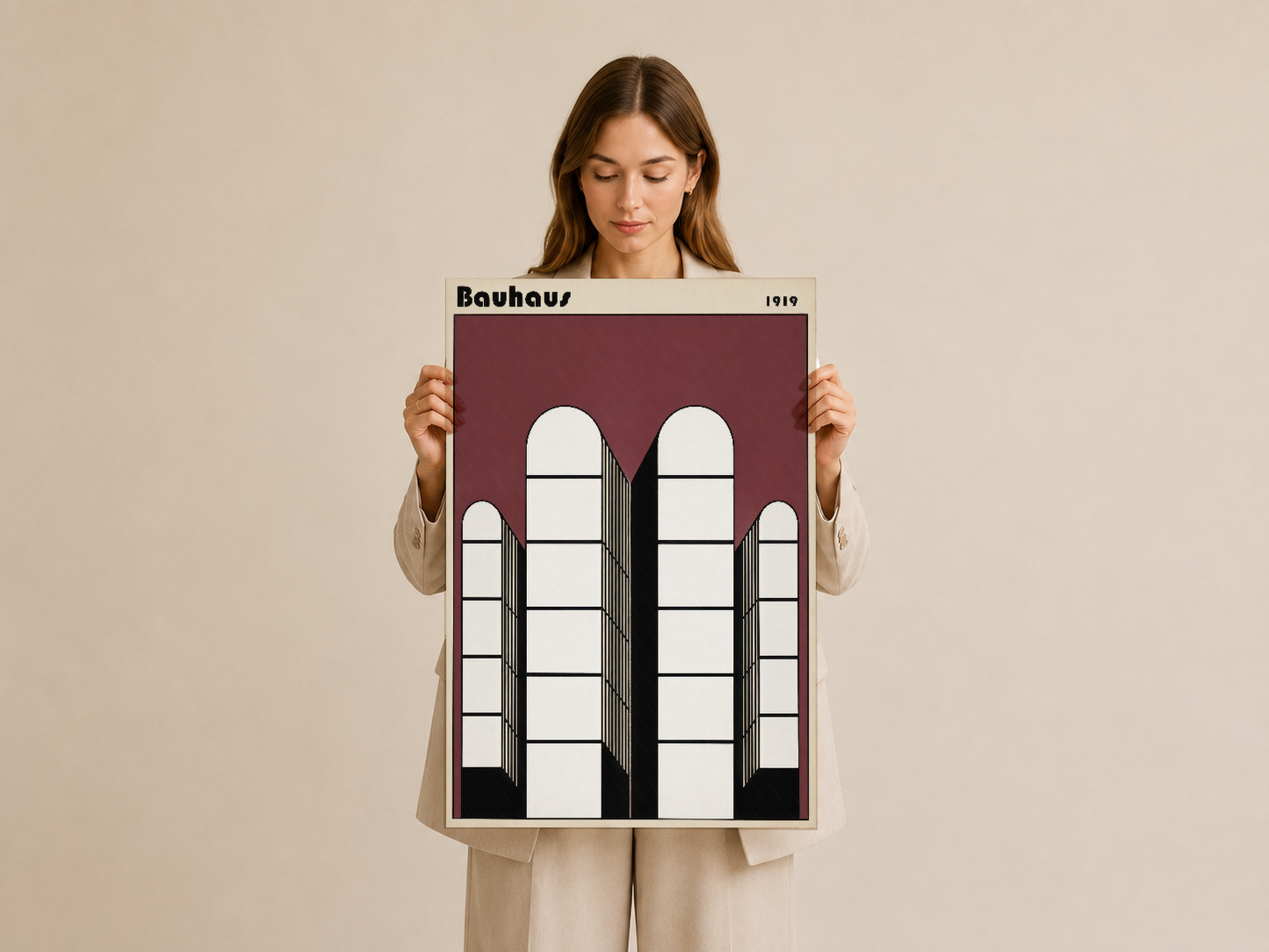 Bauhaus mimarı tablo, siyah çerçeveli, kadın tarafından tutularak gösterilen tasarım posteri.