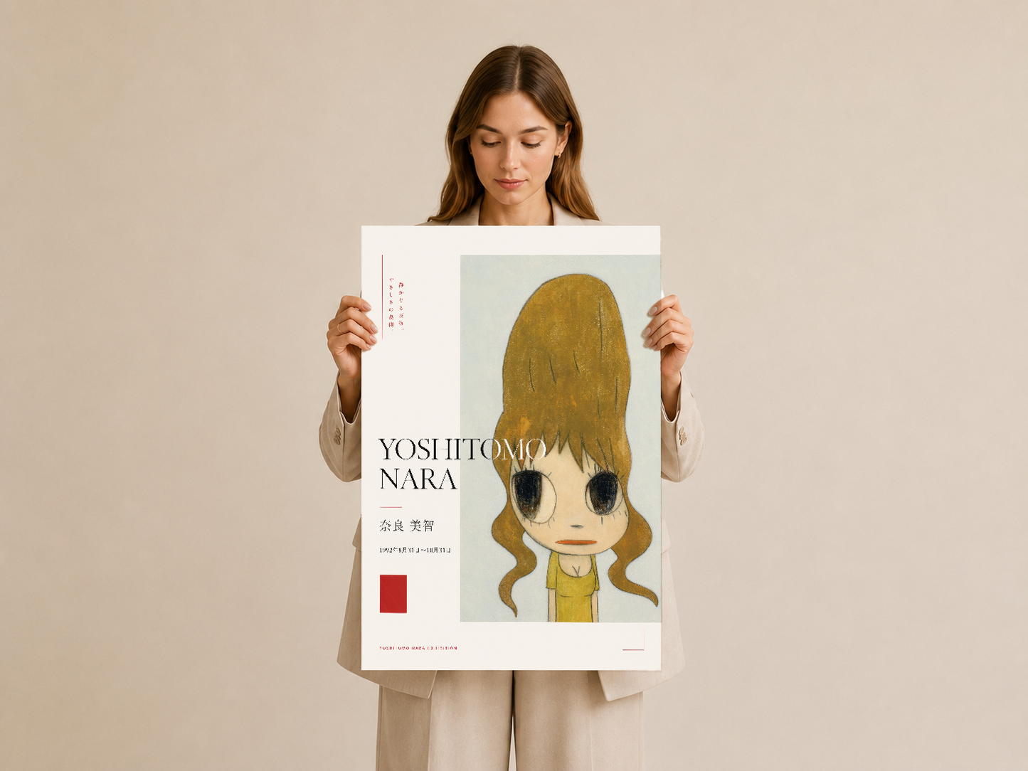 Beige giyimli kadın, Yoshitomo Nara anime kız portresini gösteren duvar tablosu tutarak.
