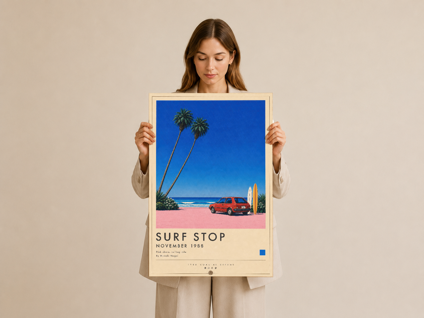 Kadın tarafından tutulan Surf Stop tablosu, vintage poster baskısının boyut ve format gösterimi.