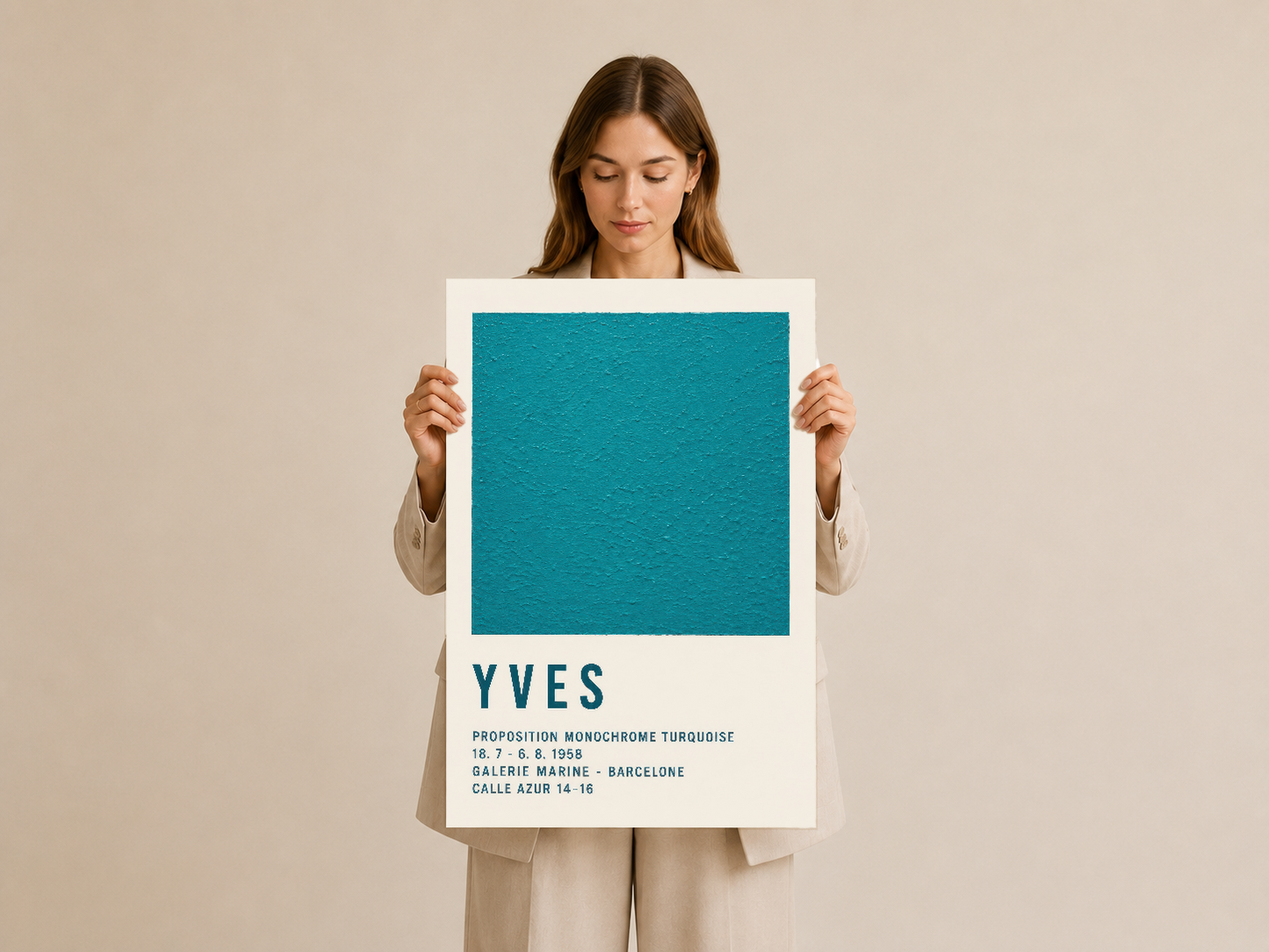 Yves türkuaz monokrom sergi posteri, elinde taşıyan kadın modeliyle sanat baskısının boyutunu gösteren tasarımsal sunuş.