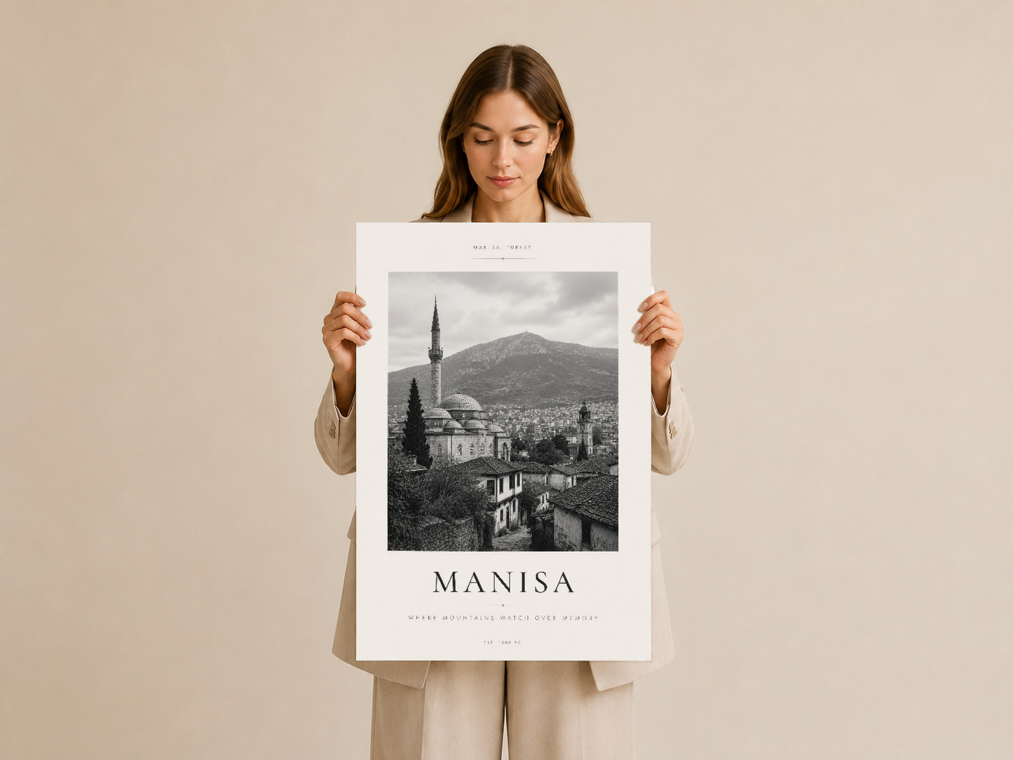 Manisa şehrinin siyah beyaz poster tablosu, kadın ellerinde, dağ ve minare manzarası görseli ile.