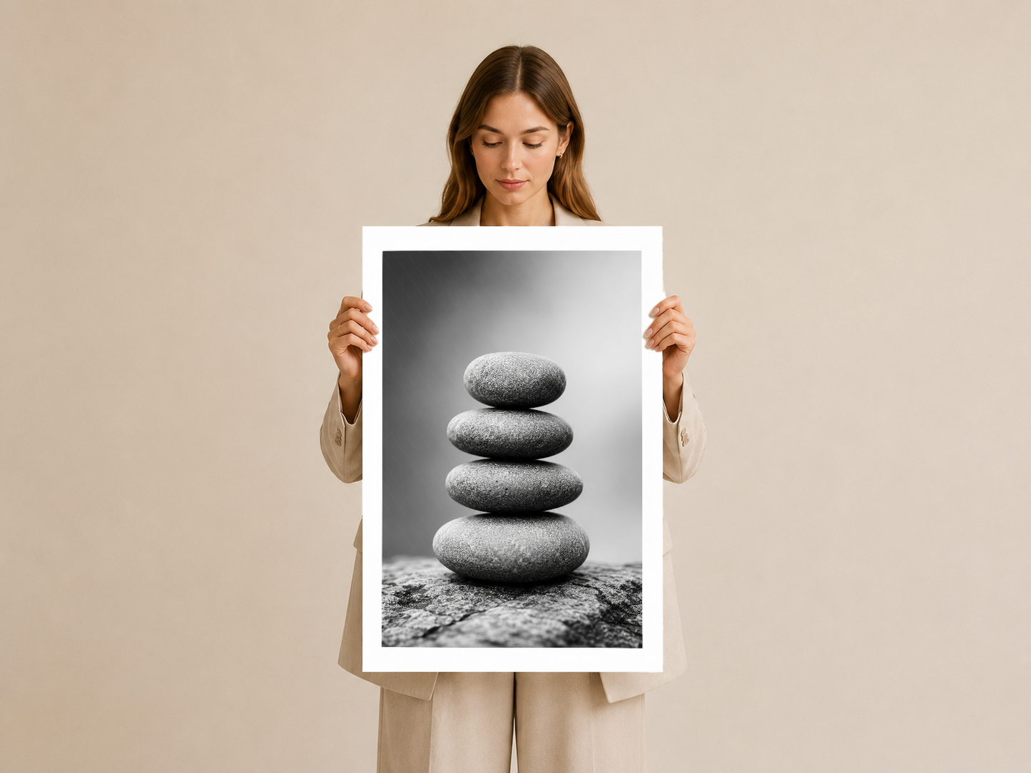 Taş dengesi minimalist poster baskı, sade beyaz çerçeveli sanat tablosu avuçta gösteriliyor