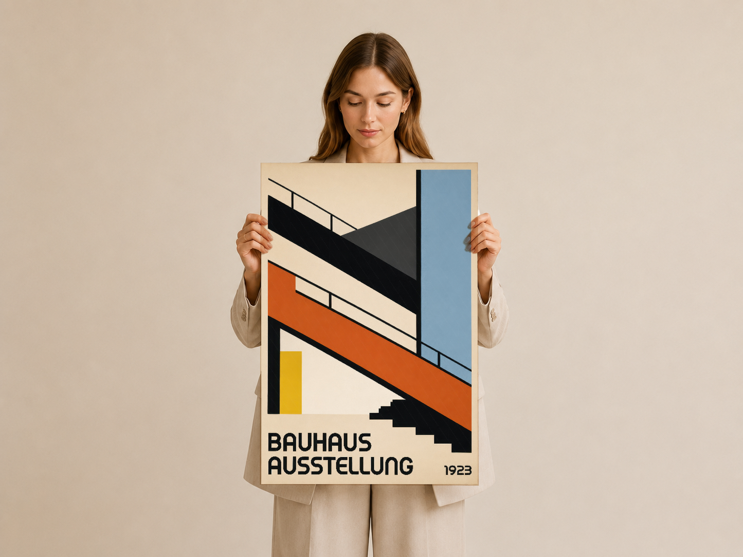 Bauhaus Ausstellung 1923 posterini elinde tutan kadın, modernist tasarım ve canlı renkler gösteriliyor.