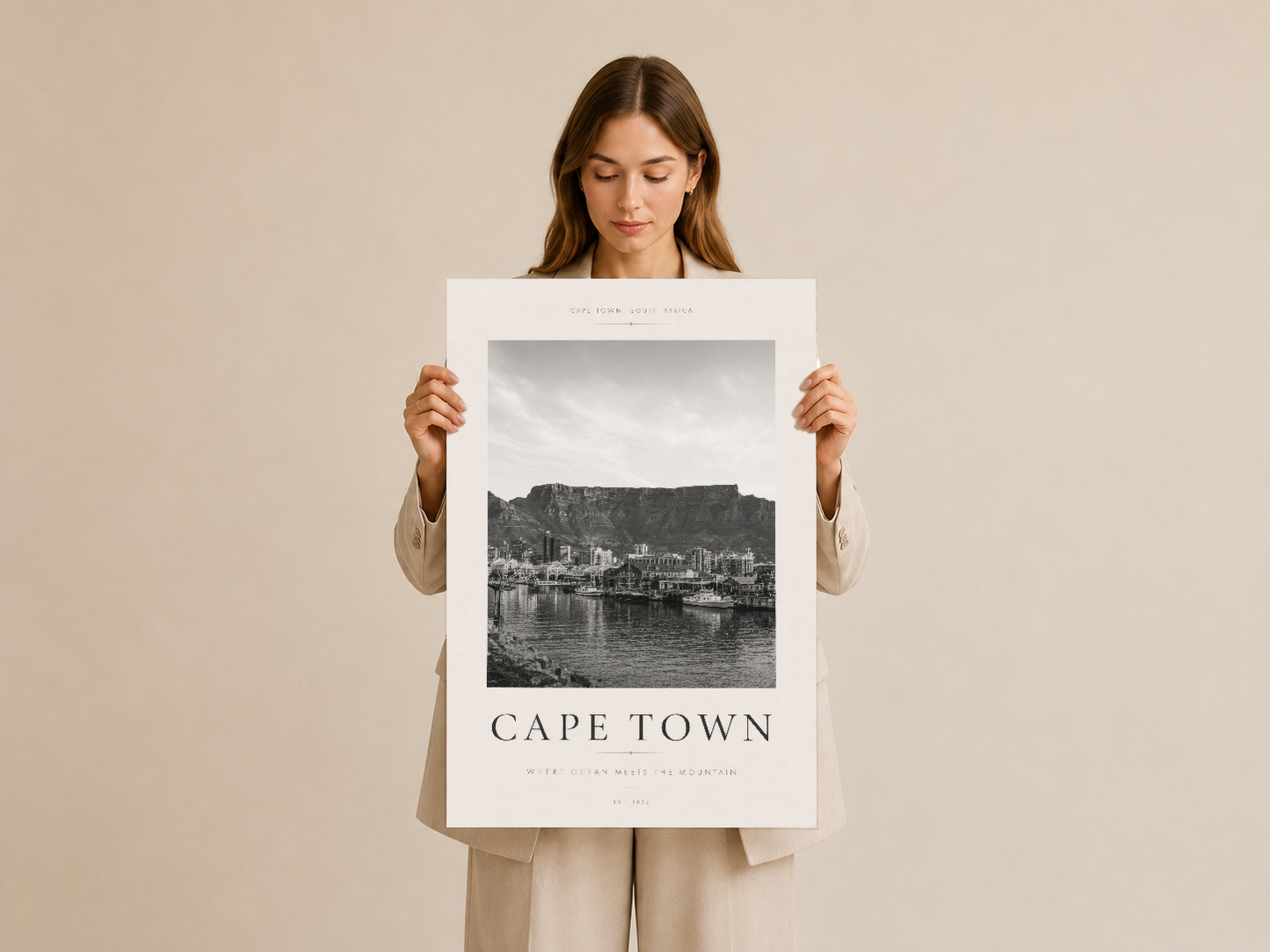 Cape Town poster baskı, elinde tutan kişi tarafından gösterilen modern şehir görüntüsü tablosu.