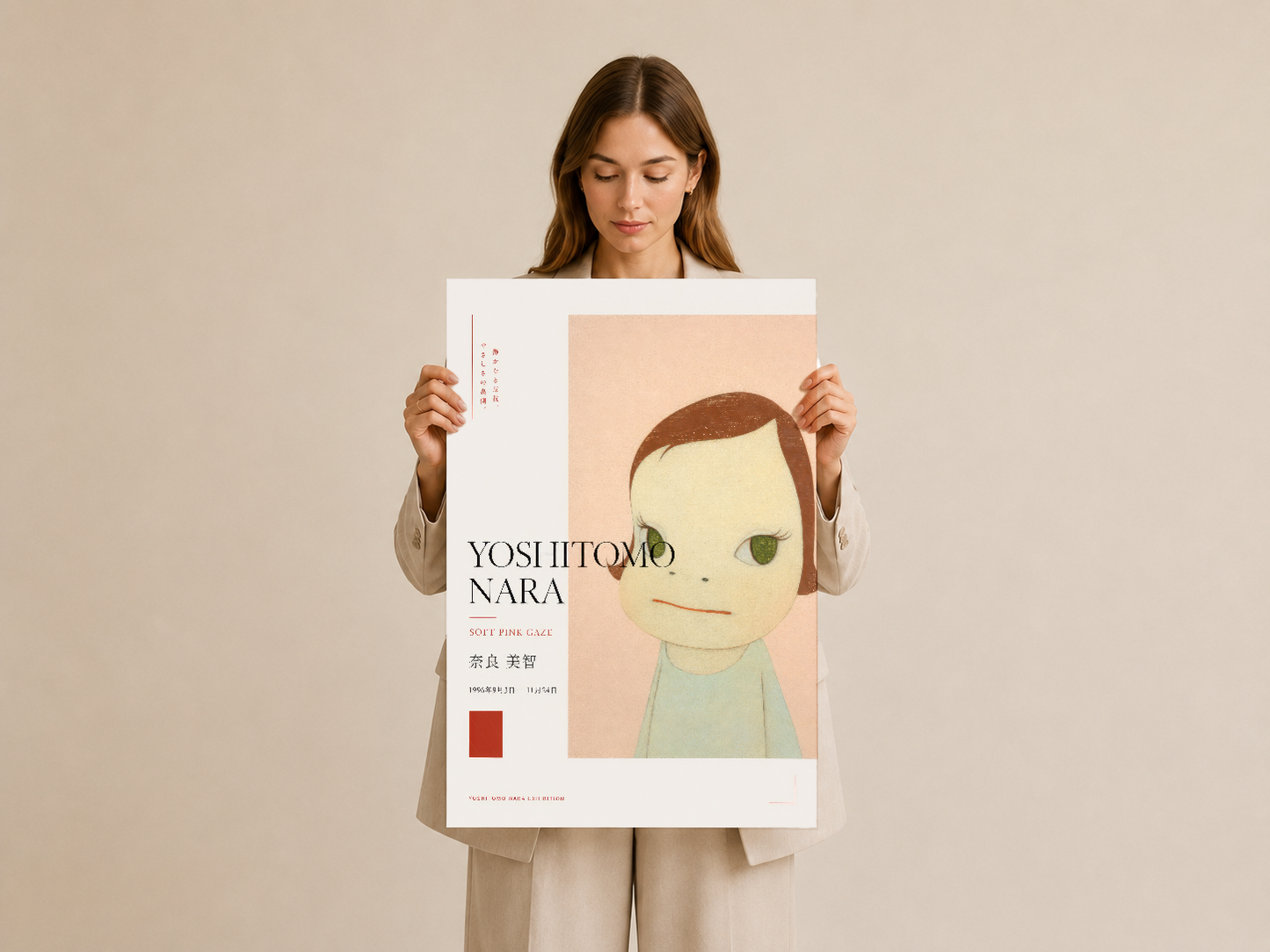 Profesyonel bir tabloyu elleriyle sunuş halinde, Soft Pink Gaze baskısının japonesk tipografi ve soğuk pembe paletinin