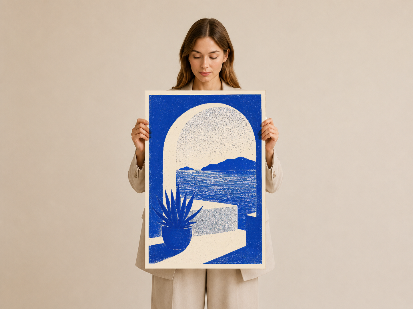 Kadın tarafından gösterilen mavi akdeniz temalı sanat poster, deniz ve mimari detaylarla zarif tasarlanmış.
