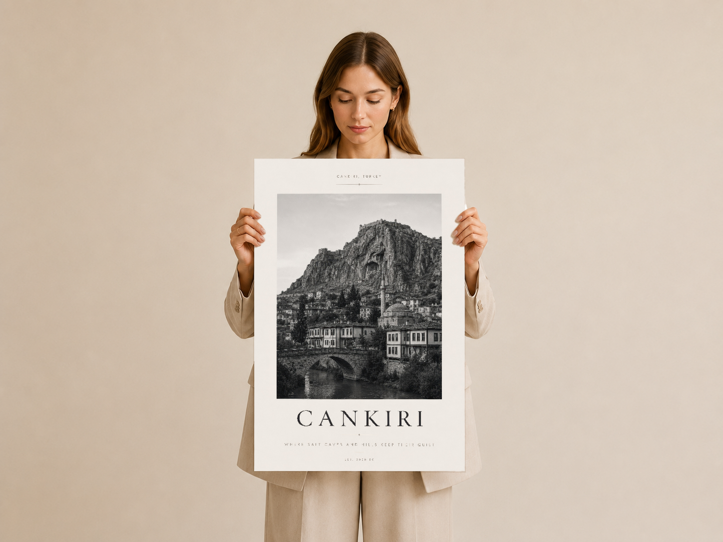 Çankiri tablosu, elinde tutulan poster baskı, siyah-beyaz mimari sanat eseri, dekoratif ürün gösterimi.