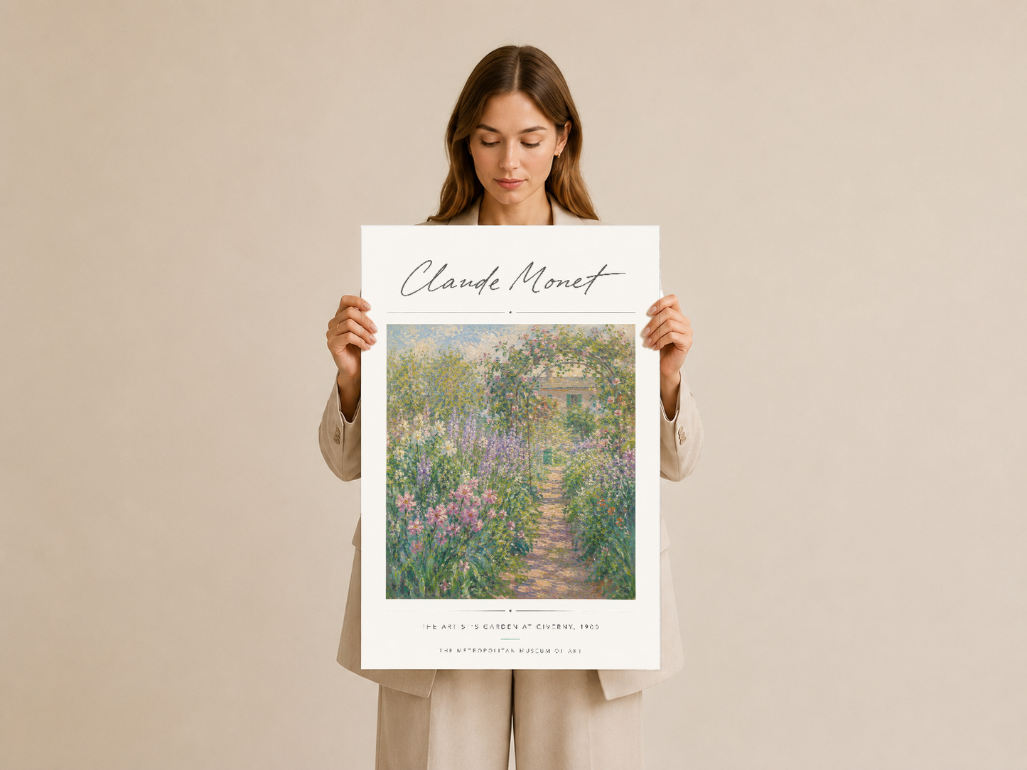 Monet'nin renkli bahçe sahnesi tablosu, nötr tonlu kıyafetli kadın tarafından sunuluyor.