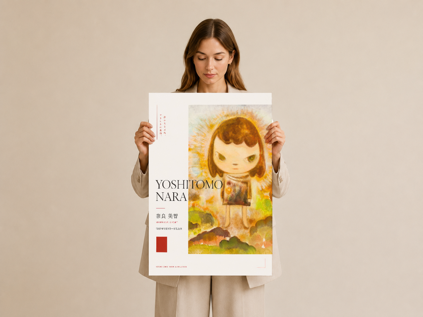 Yoshitomo Nara posterleri tutarak gösteren kadın modeli, ürünün boyutunu ve dizaynını vurguluyor.