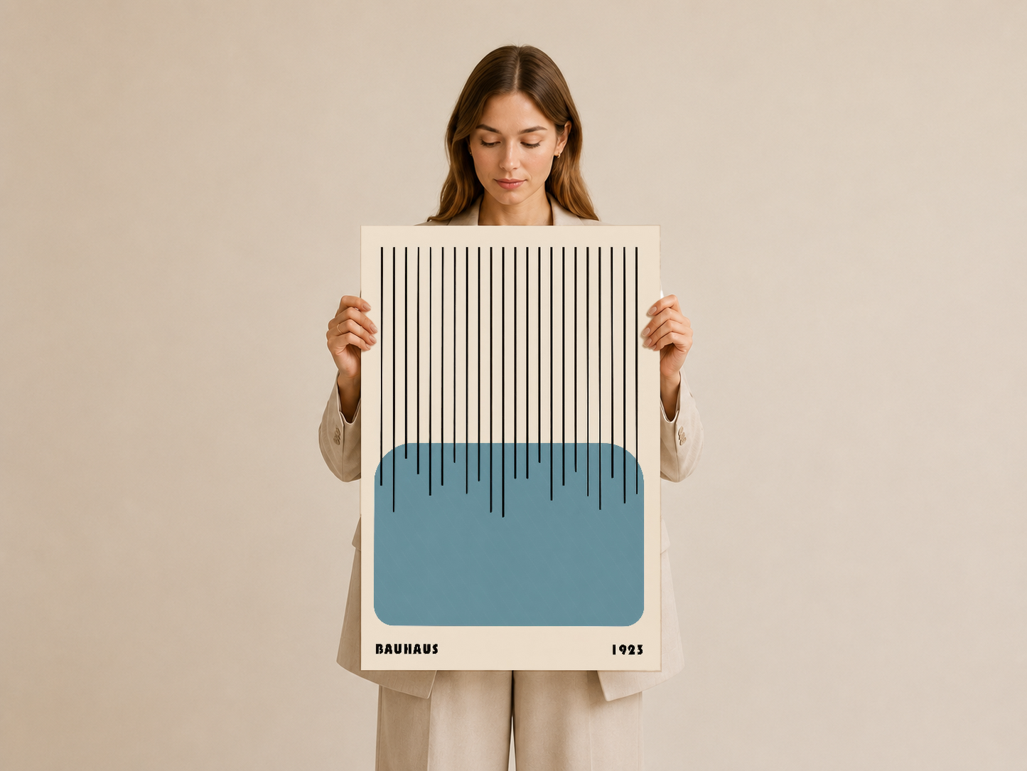 Soyut mavi ve çizgili Bauhaus estetikli poster, el ile tutularak gösterilen duvar sanatı.