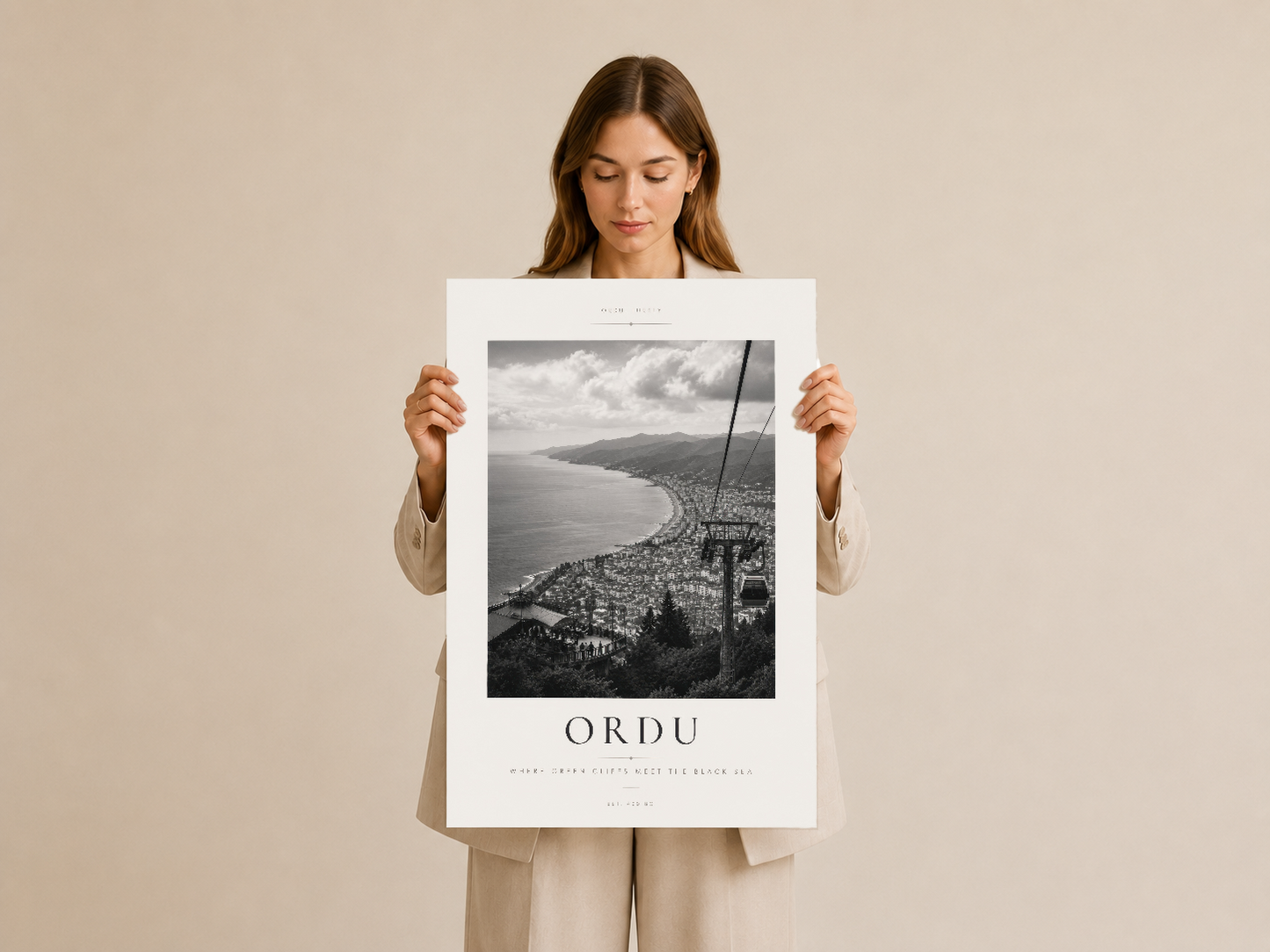 Ordu sahil manzarasını gösteren monokrom poster, elde tutulan durumda görünüm.