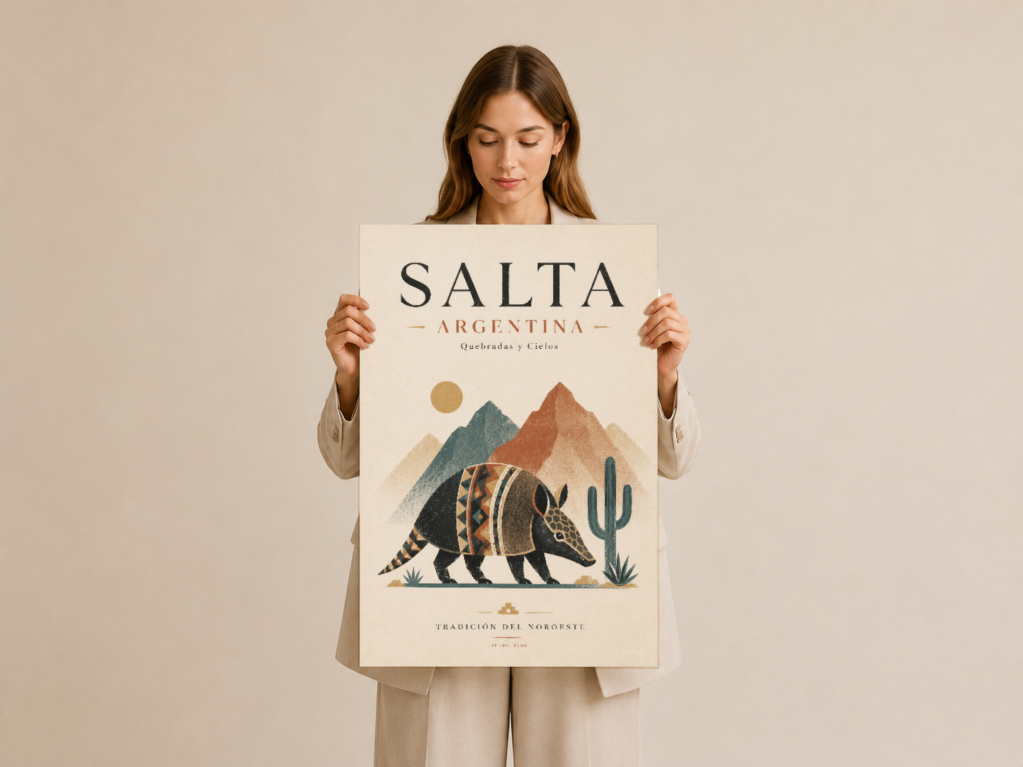 Salta Argentina posterı, dev şekilde tutulmuş; armadillo ve kaktüs illüstrasyonlu etnik tasarım detayları.