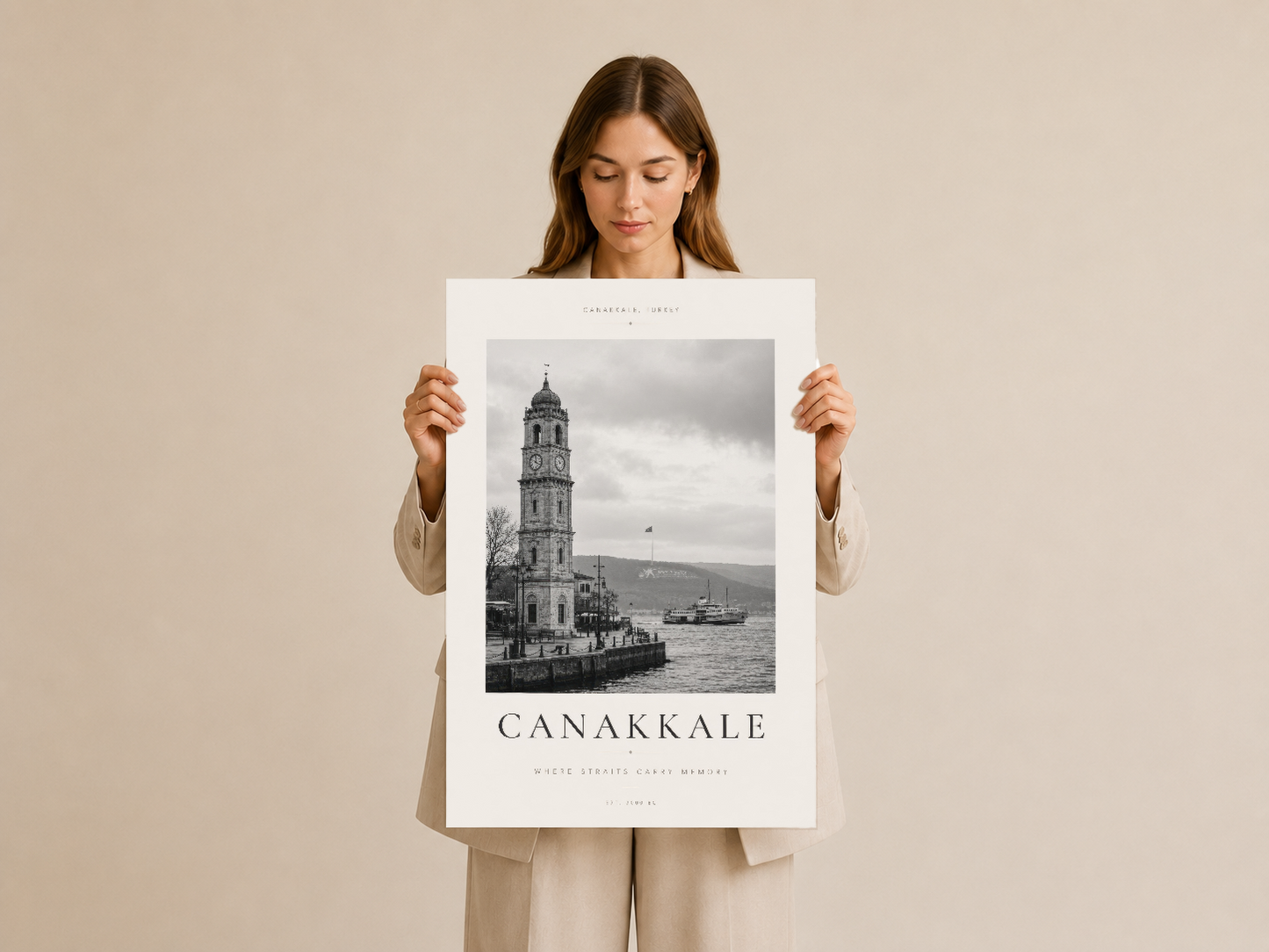 Çanakkale posterini tutarak gösteren kadın, premium kalite bastırma ve dekore etme seçeneğini vurgulayan görüntü.