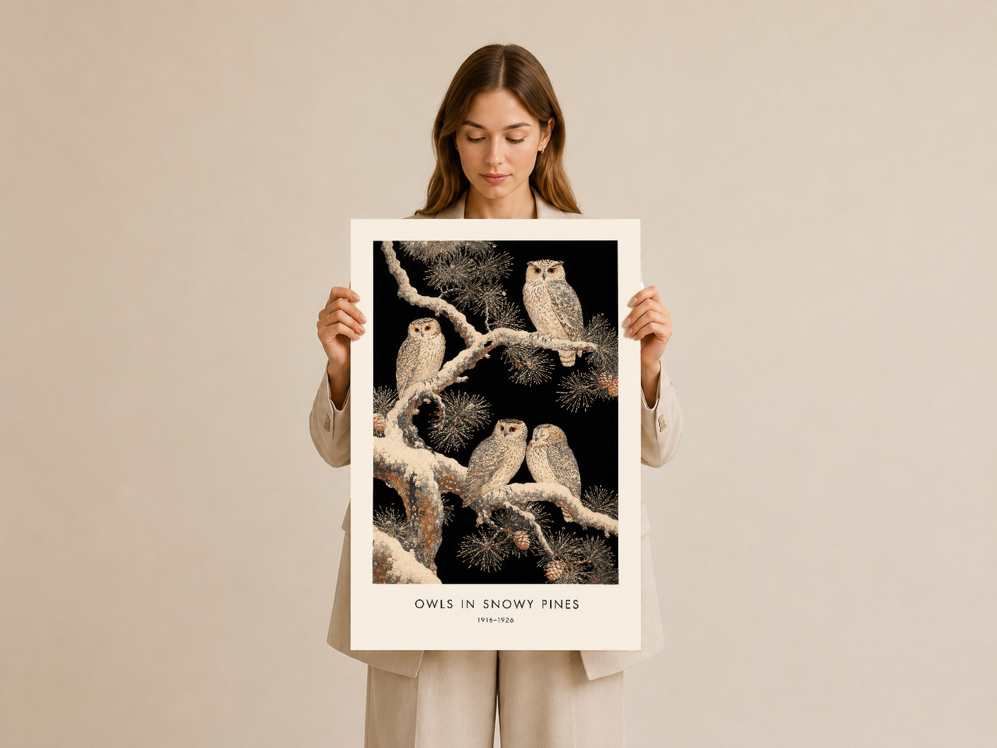 Krem renkli çerçevede, kar yapan çam ağaçlarında konuşan baykuşları gösteren sanatsal poster baskısı.