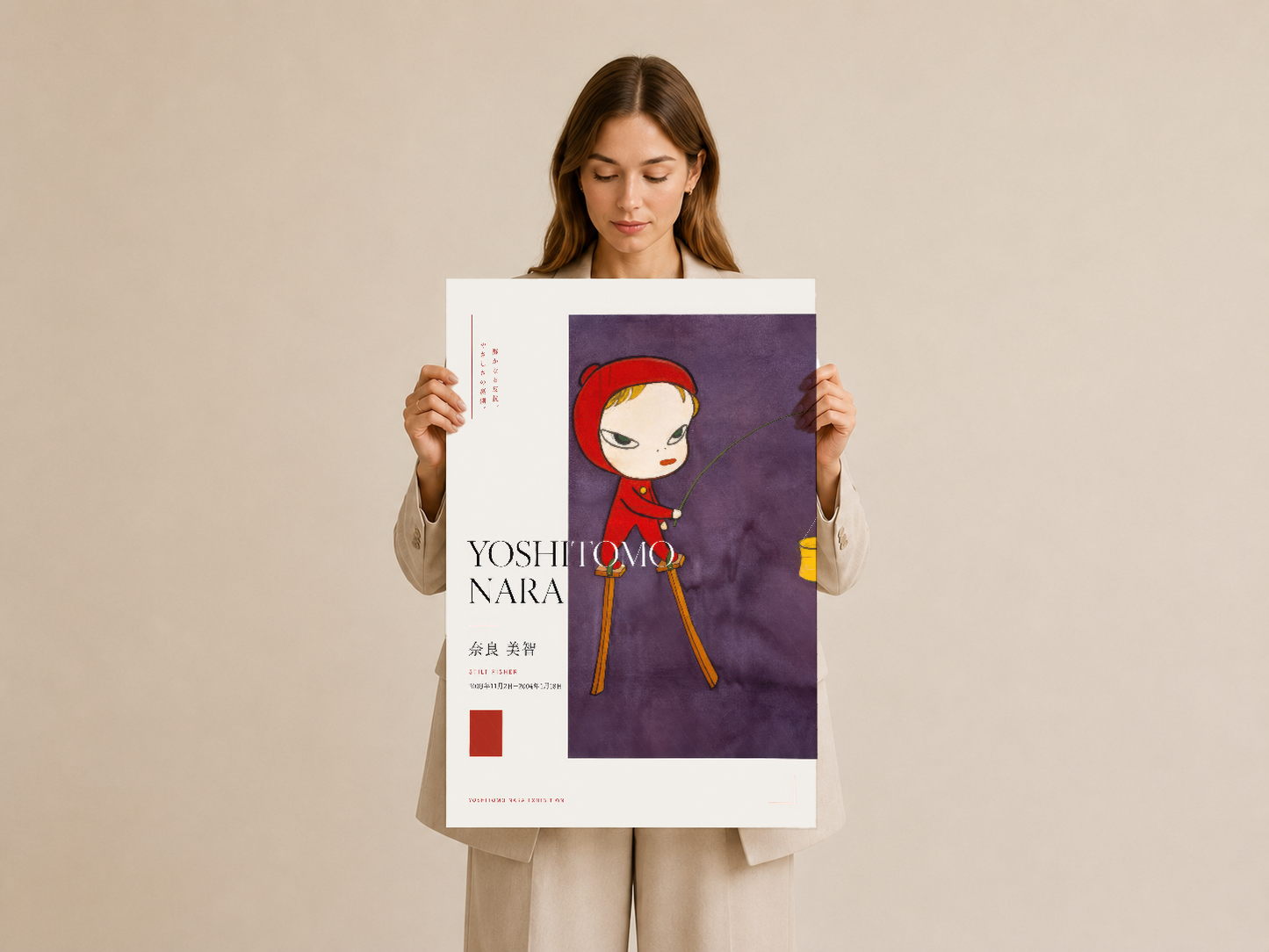 Sanat tablosu elle tutuluyor, Yoshitomo Nara'nın ikonik kız karakteri mor arka plana karşı.