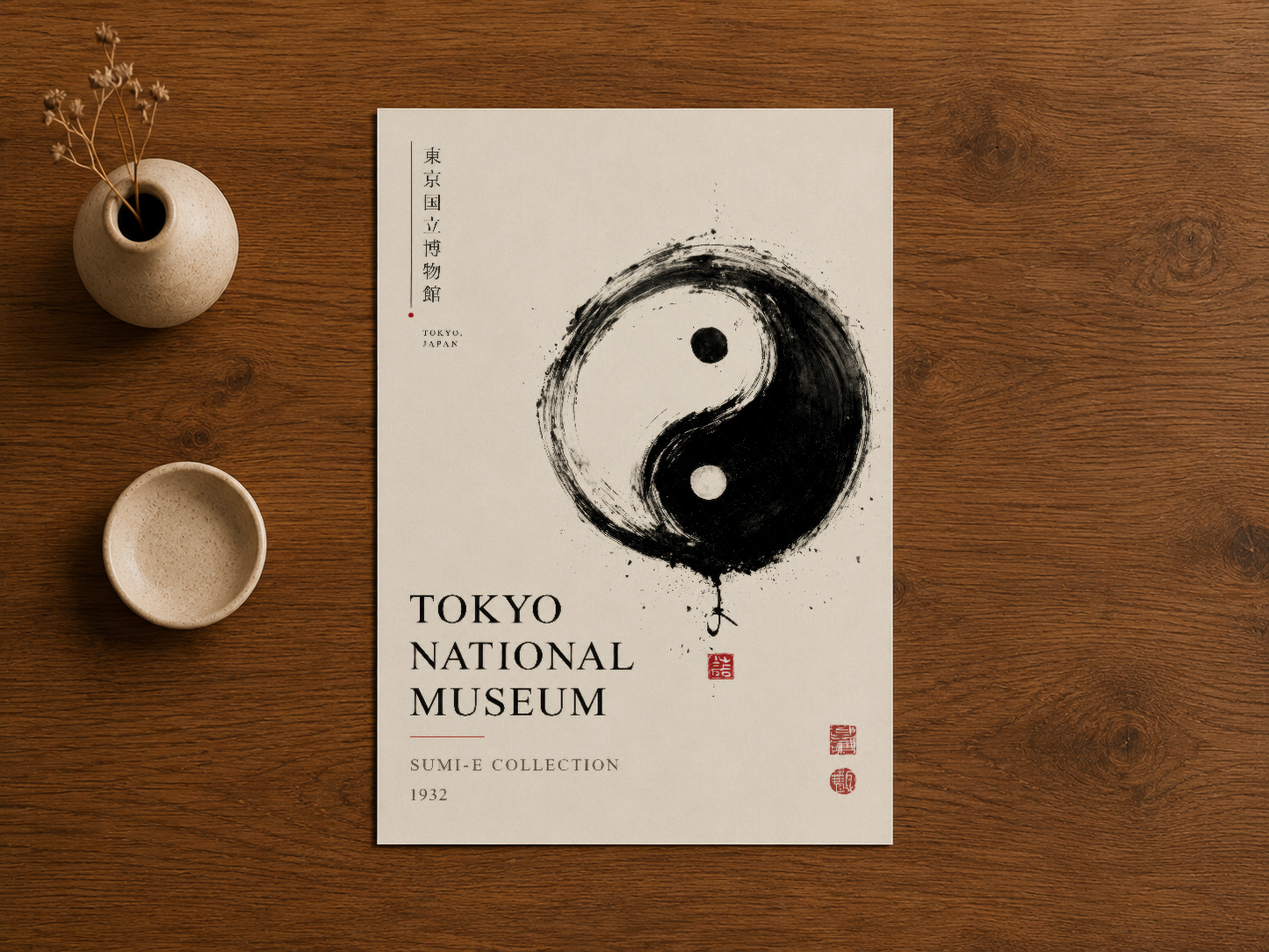 Japon esintili yin-yang tasarımının bulunduğu sanat tablosu, doğal ahşap yüzeyde seramik dekoratif objeler yanında