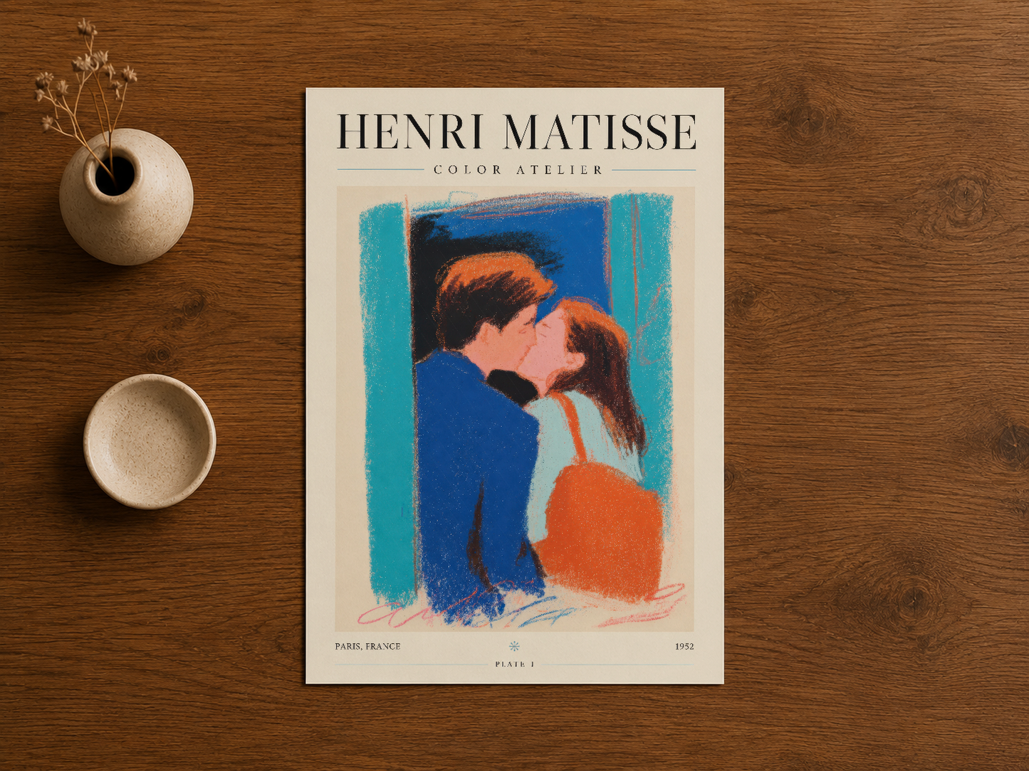 Color Atelier posteri, ahşap zeminde minimalist terapi seramikleriyle birlikte sergilenen Matisse tasarımı.