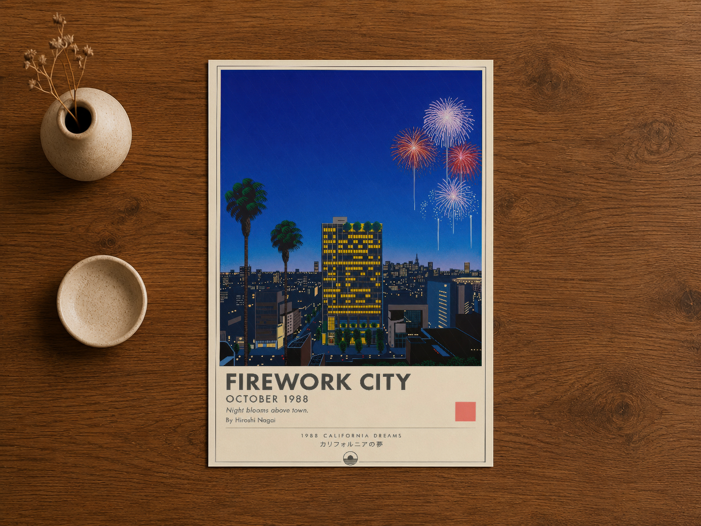 Firework City sanat baskısı, sıcak tonlu ahşap zeminde palmiyeler ve şehir ışıkları ile nostaljik atmosfer yaratıyor.