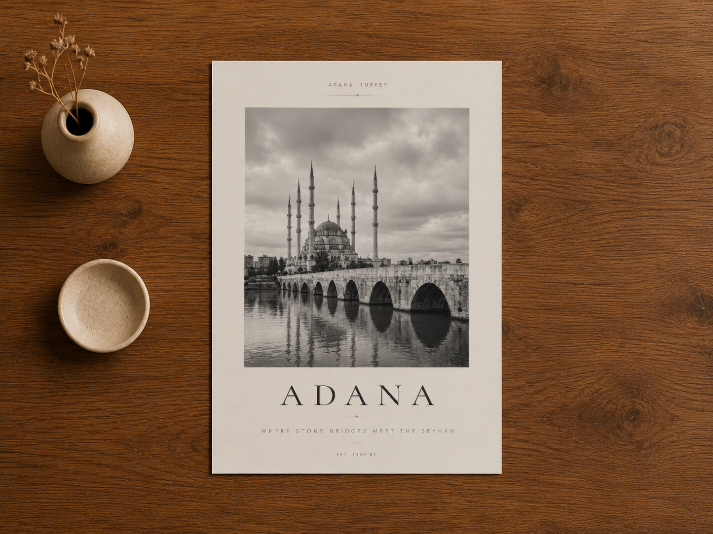 Adana şehir fotoğrafı sanat tablosu, ahşap masa üzerinde seramik aksesuar ve kuru çiçekler arasında.