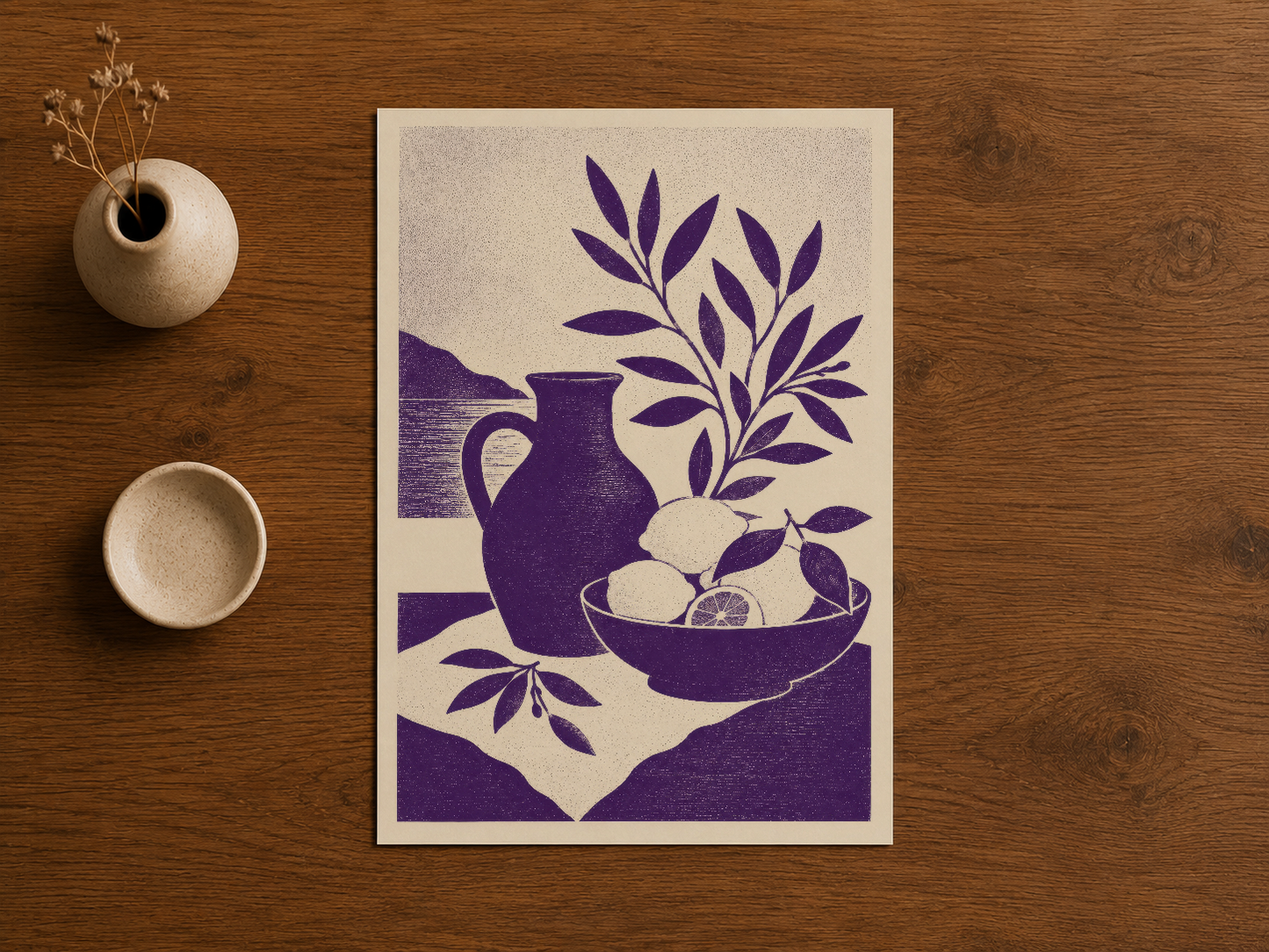 Ahşap zemin üzerinde sergilenen mor tonda linocut tarzı sanat tablosu, botanik ve mutfak temasıyla tasarlanmış poster.
