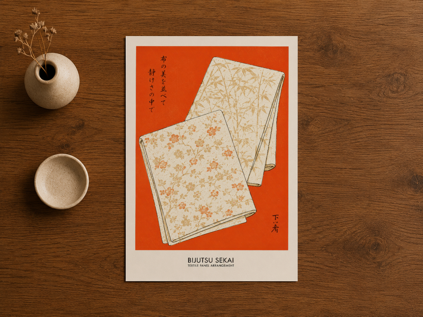 Japon sanat stilinde tasarlanan kumaş desenli poster, ahşap masada seramik aksesuarlar arasında rahatlıkla sunuluyor.