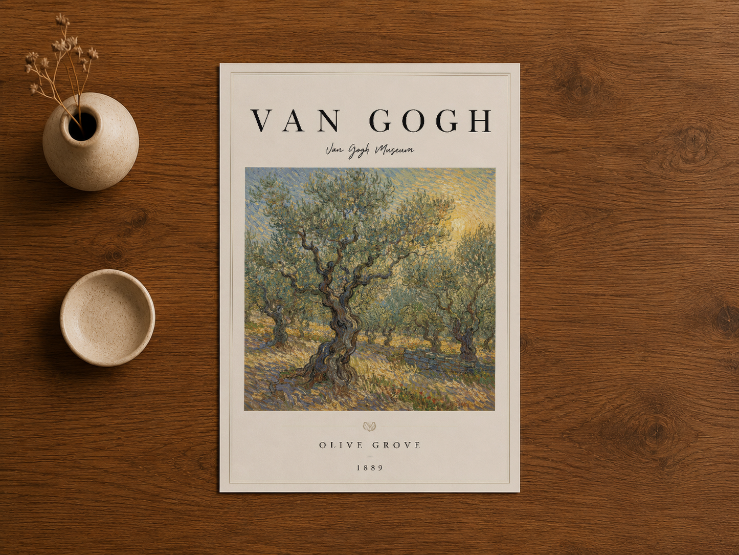Van Gogh Zeytin Bahçesi posteri, beyaz çerçevede, ahşap masada doğal dekorasyon nesneleriyle birlikte sergileniyor.