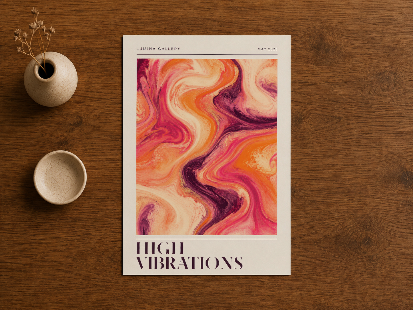 High Vibrations sanat posteri, ahşap zemin üzerinde renkli soyut desen tablоsu.