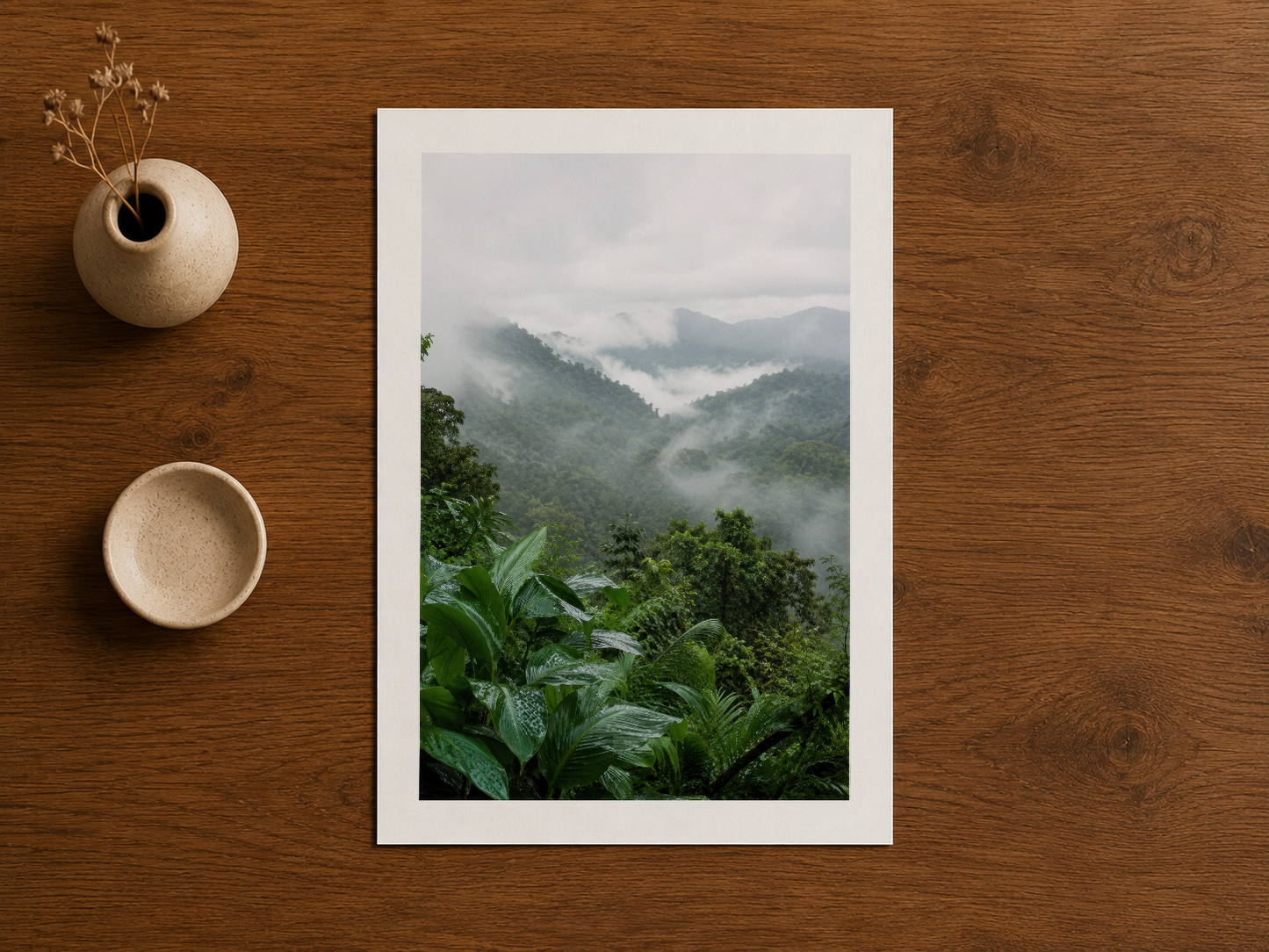 Sisli mountain landscape ve canlı yeşil bitki detayları, beyaz çerçeveli poster sanat eseri.