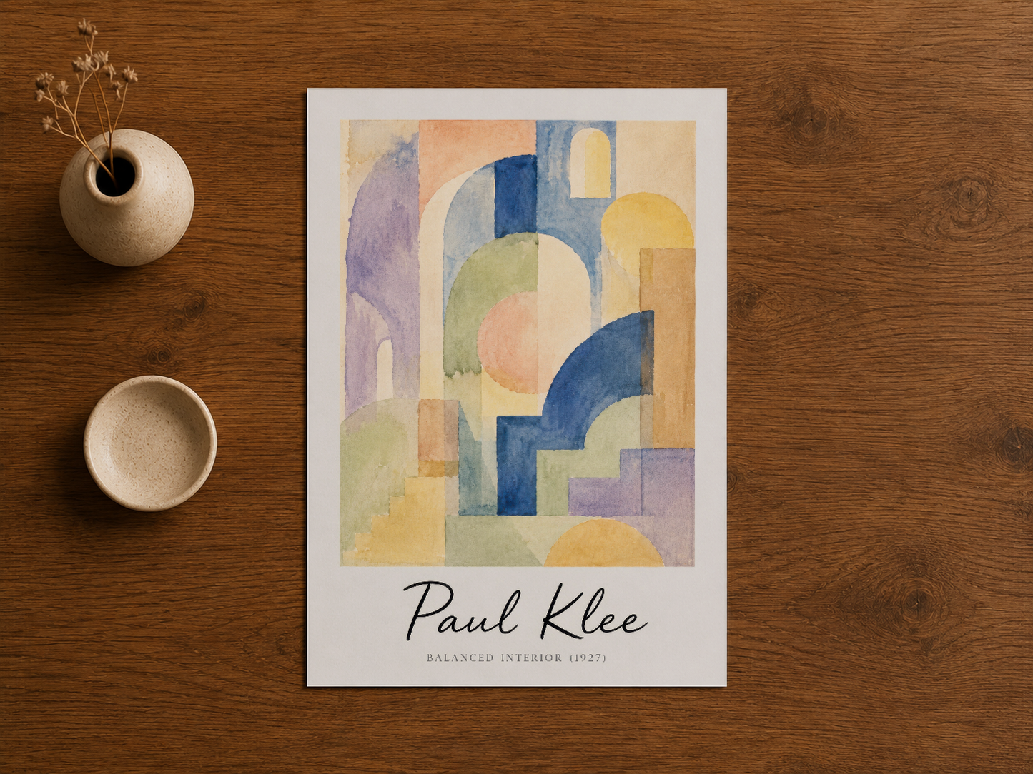 Paul Klee'nin eserinin yüksek kaliteli baskısı, ahşap yüzeyde doğal ışığla sergilenen sanat posterinden detay.