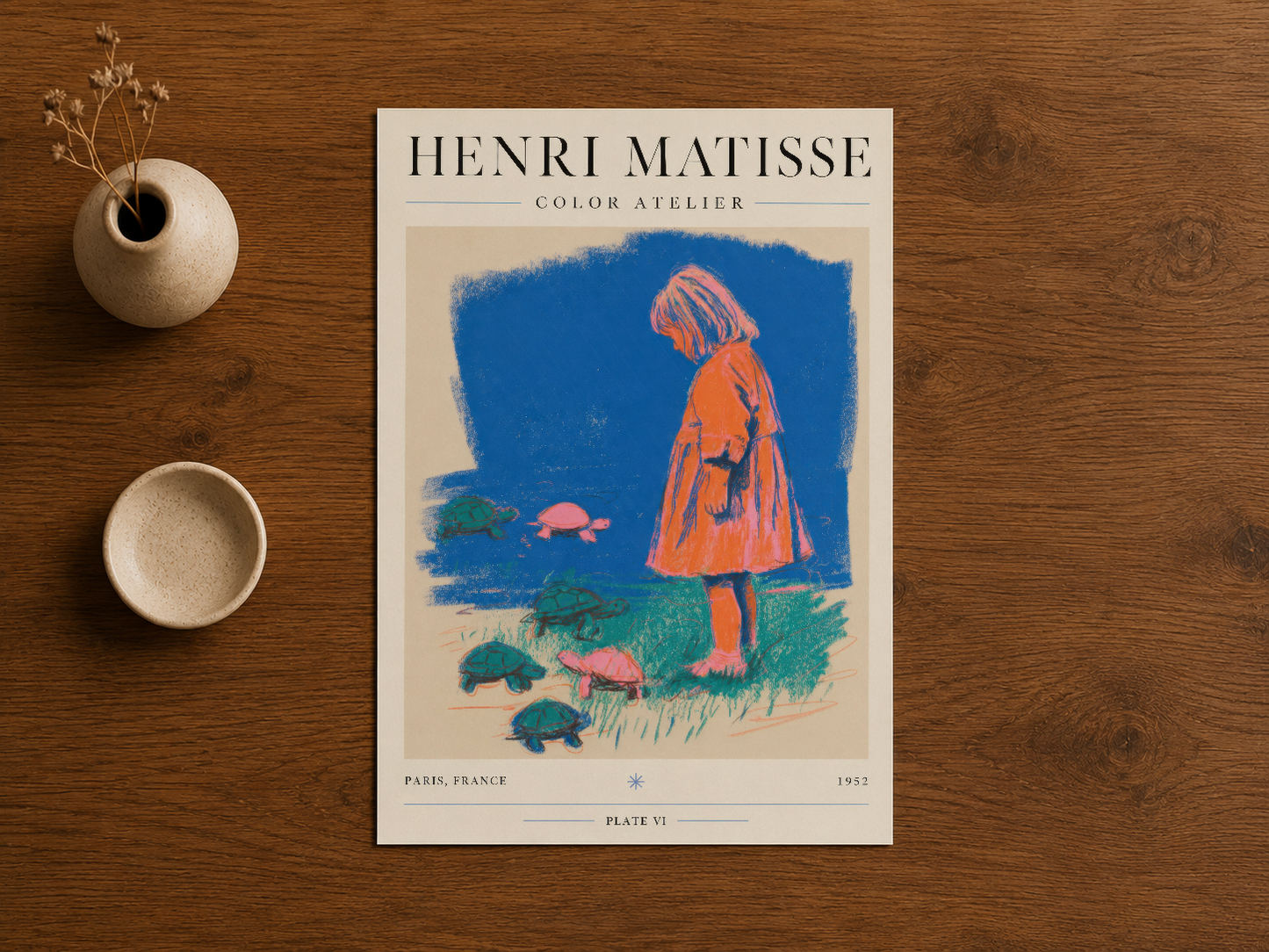 Henri Matisse Color Atelier tablosu, ahşap masada sergilenen, masif mavi arka plan ve kırmızı kostüm detaylarıyla.