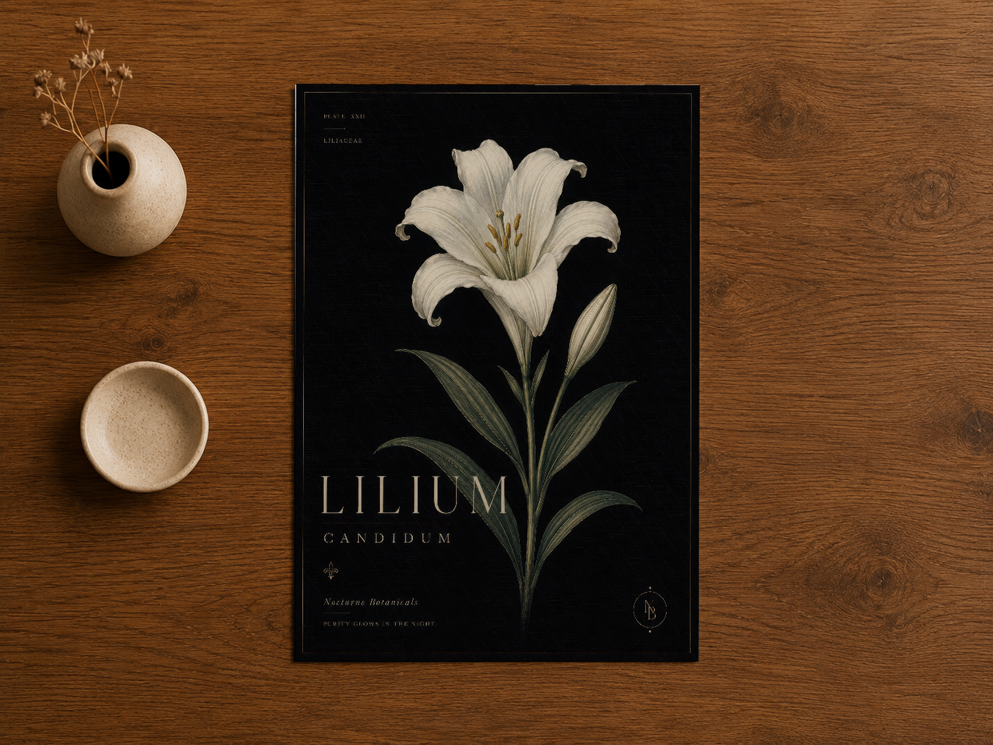 Lilium Candidum botanik tablosu, ahşap masada sergilenen siyah çerçeveli baskı.