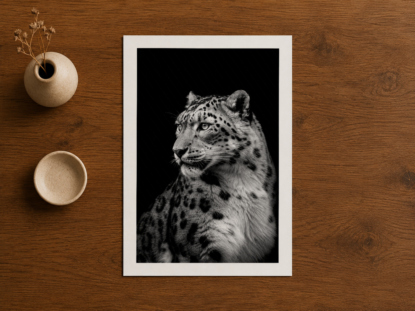 Profesyonel baskılı kar leoparı portresi, beyaz çerçeve, minimalist tasarım, ev dekorasyonuna uygun.