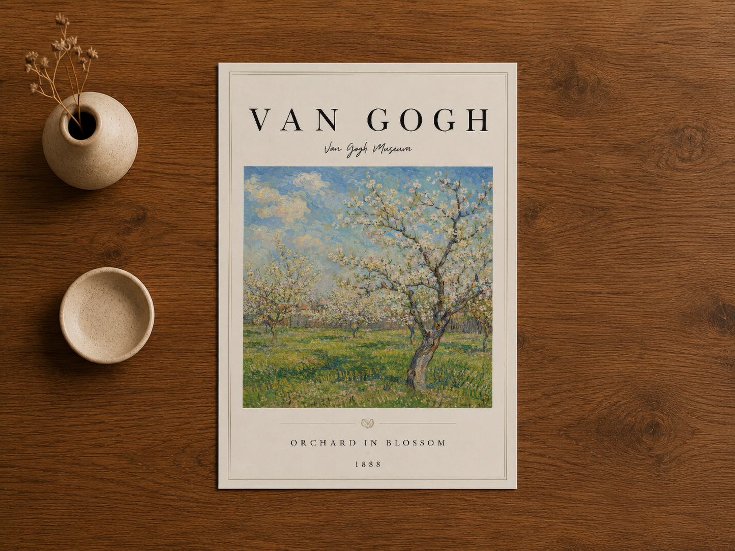 Sıcak ahşap zemin üzerinde sergilenen Van Gogh Orchard in Blossom posteri, doğal ve şık bir dekorasyon seçeneği.
