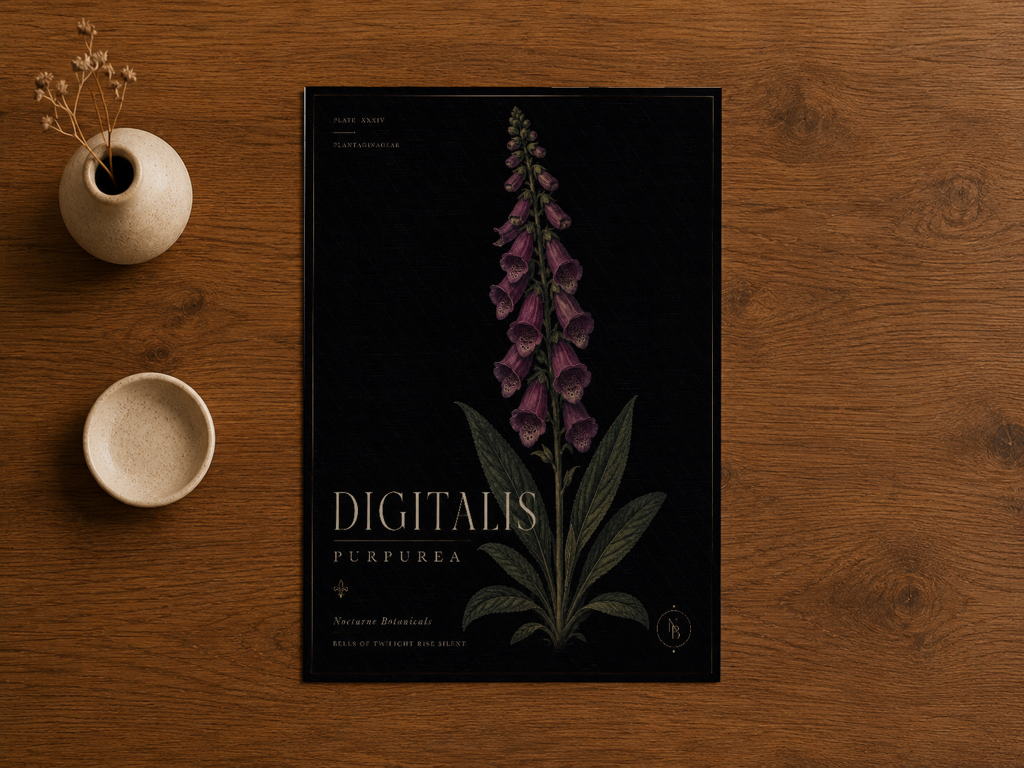 Botanik poster, ahşap zeminde mor çiçekli digitalis motifleriyle dekoratif düzen.
