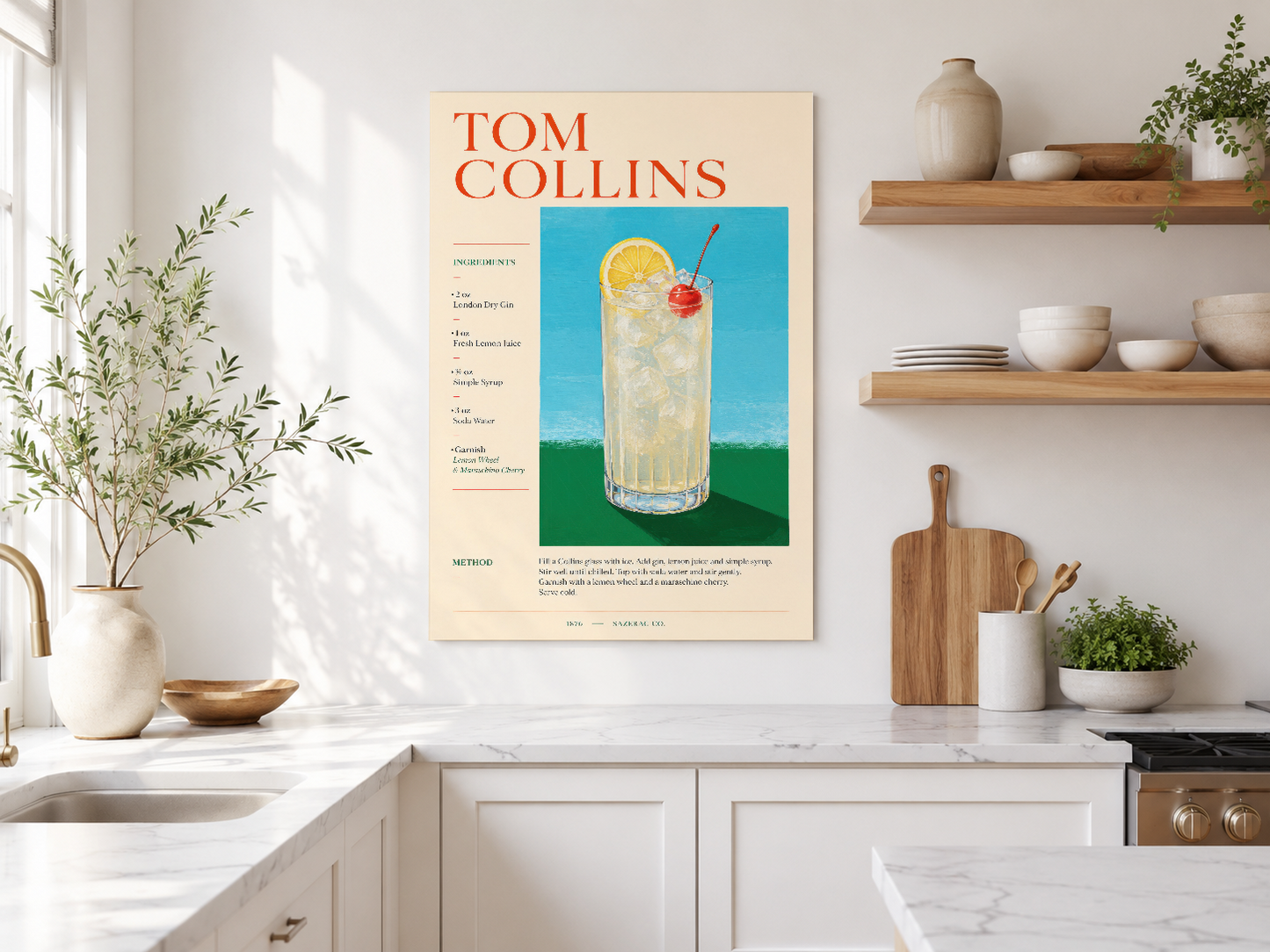Tom Collins resepte poster, aydınlık mutfakta beyaz dolap ve ahşap dekorasyon detayları ile.