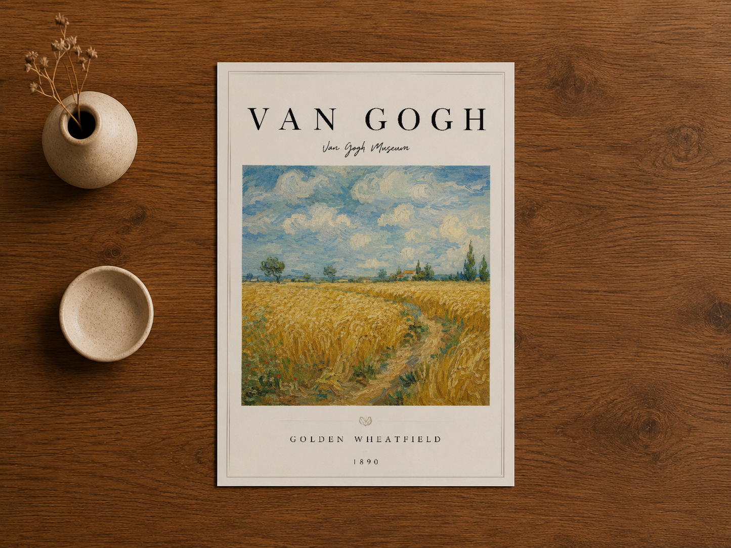 Van Gogh Altın Buğday Tarlası posteri, ahşap masada sergilenen, sanat koleksiyonunun merkezini oluşturan zarif duvar tablosu.