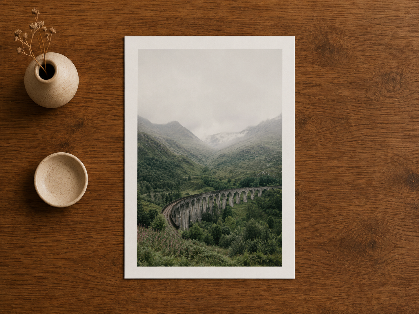 Orman manzarası ve taş köprüsü gösteren doğa fotoğrafyası, beyaz matılı poster print.