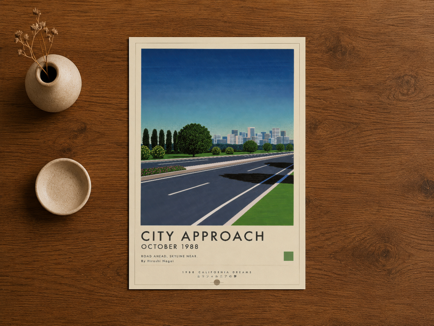 City Approach posterinin çerçeveli versiyonu, ahşap masa üzerinde açık seçik ve profesyonel görünümü.